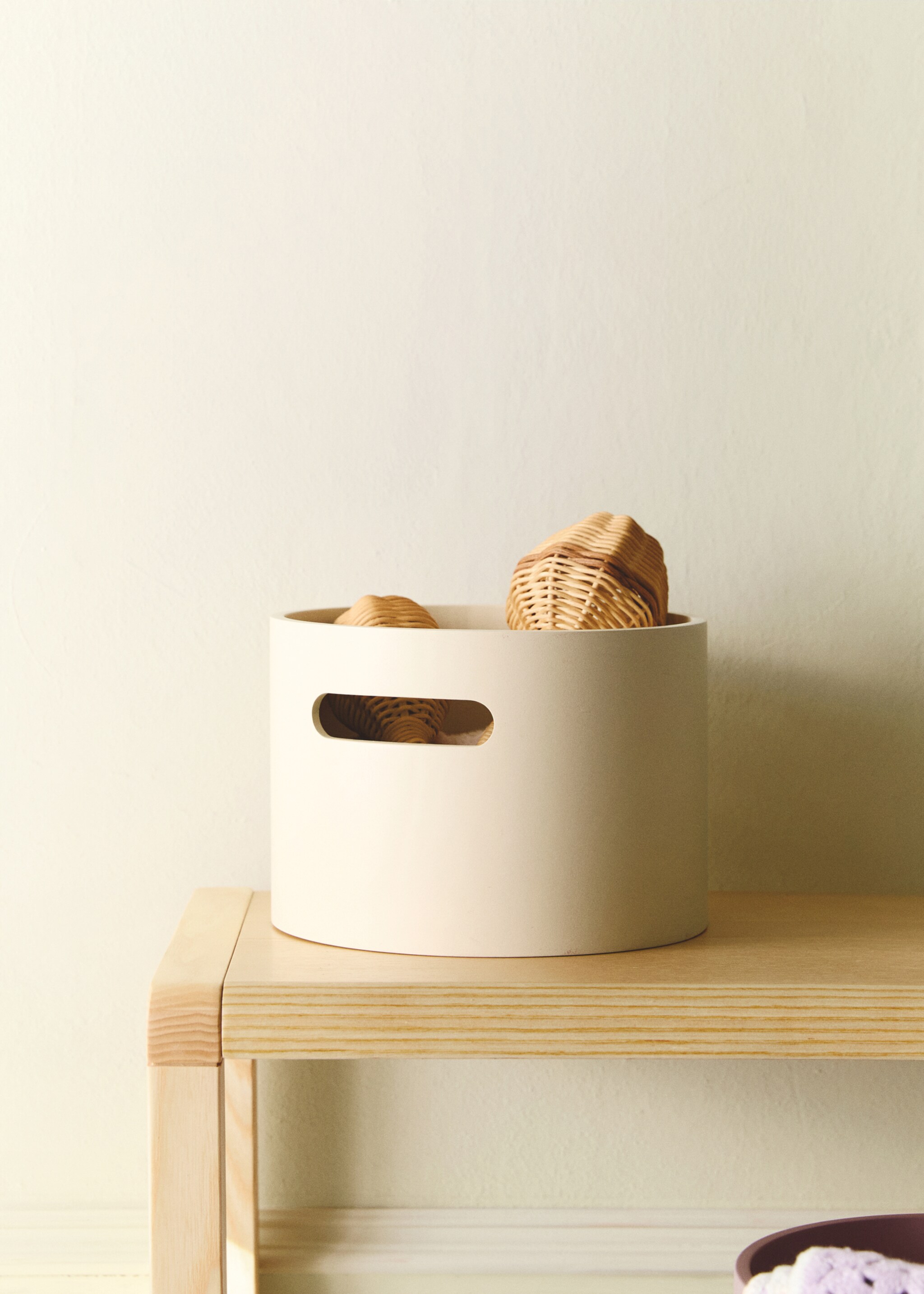 Small wooden children's box with a rectangular handle - General plane, Ecru. Ref: 27032898-00.