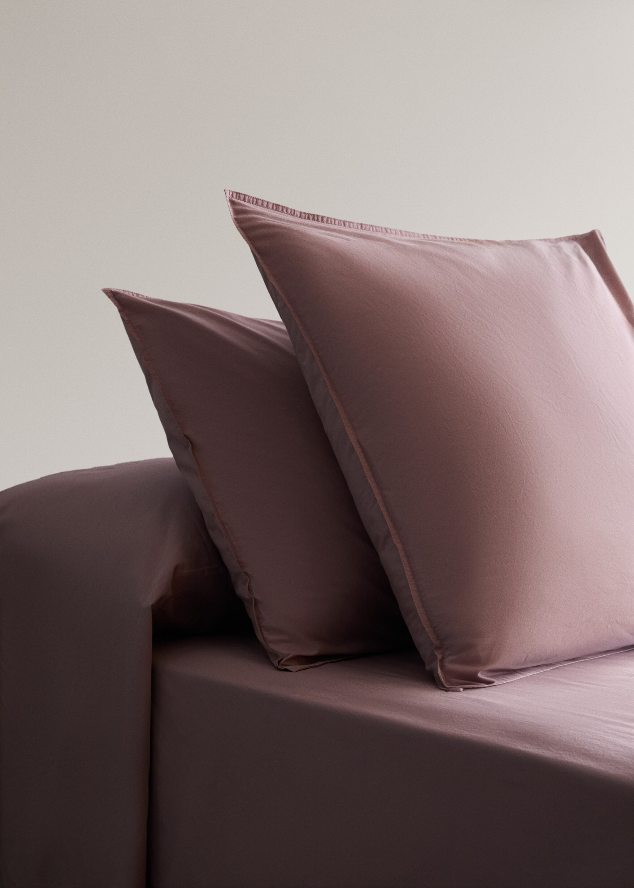 Twee kussenslopen met dubbele stiknaad, van 300-draads katoen, 50x75 cm - Overzichtstekening, Bleekroze. Ref: 27032923-00.