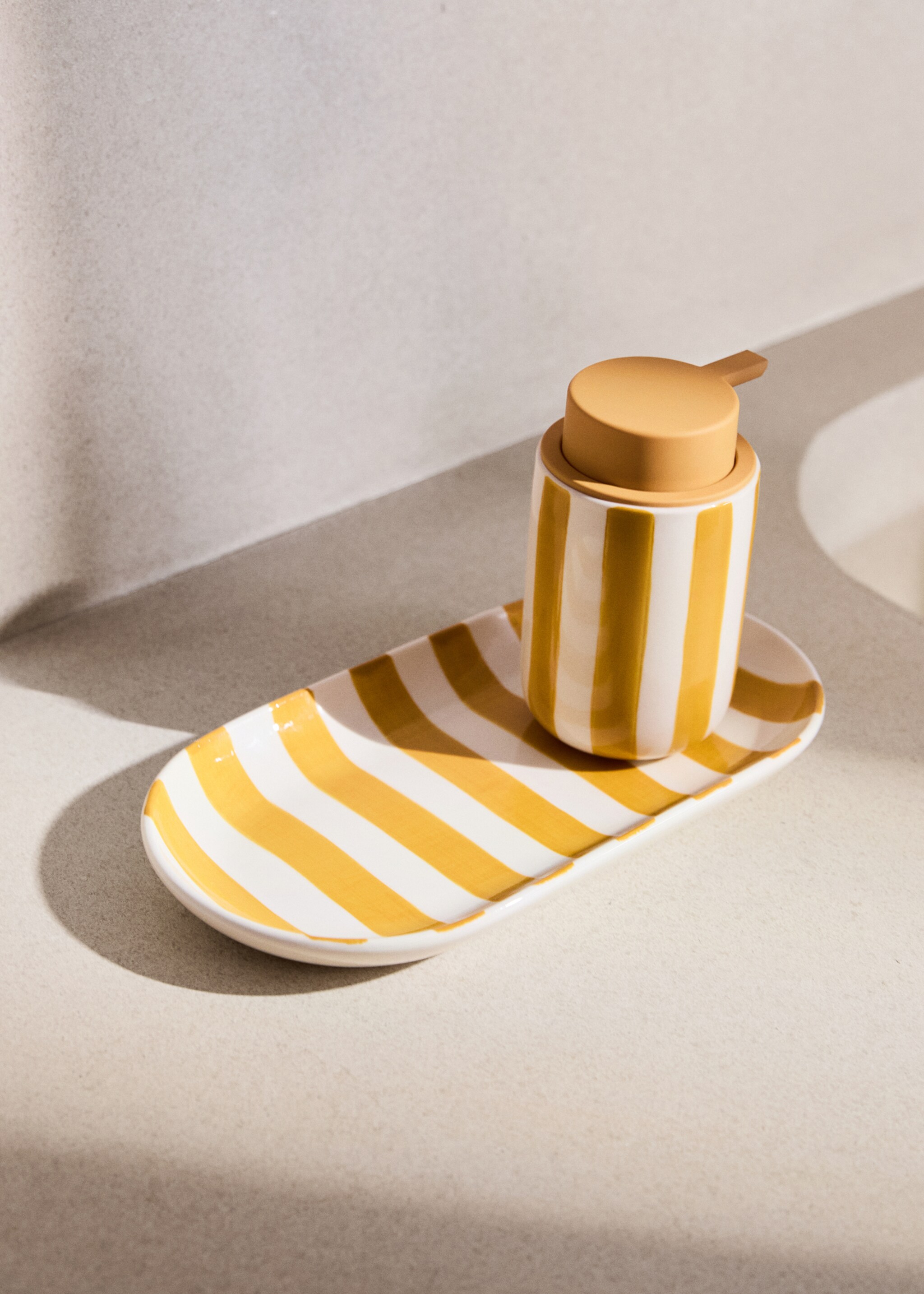 Ceramic bathroom tray with painted stripes - General plane, Mustard. Ref: 27033282-00.