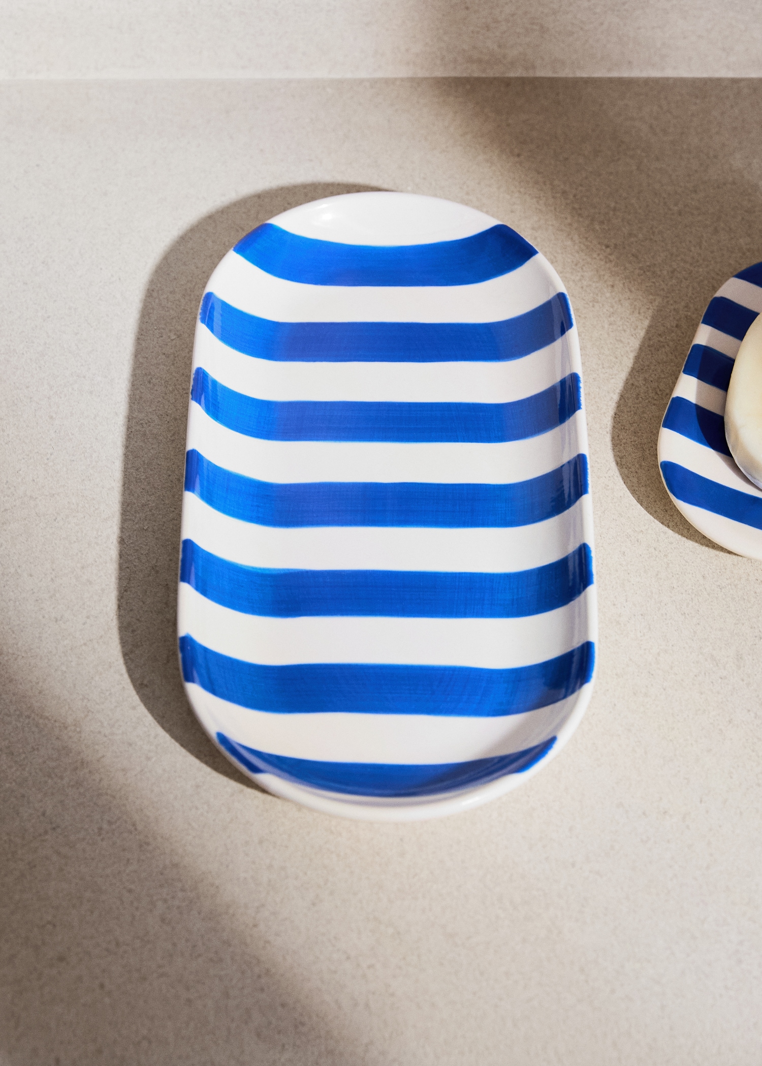 Ceramic bathroom tray with painted stripes - General plane