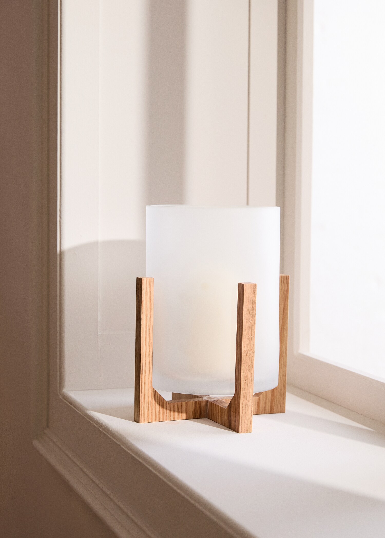 Glass lantern with oak wood stand - General plane