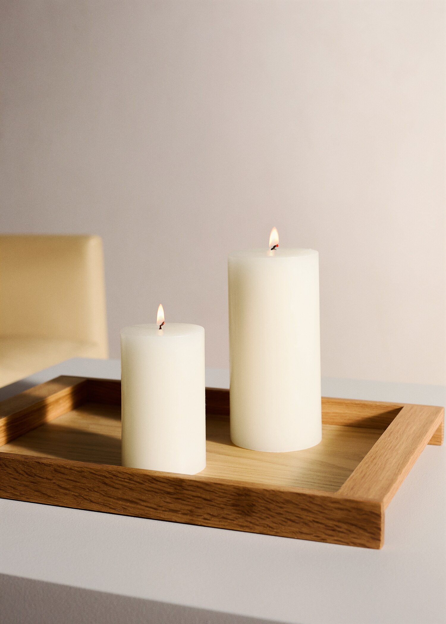 Small cylindrical decorative candle - General plane