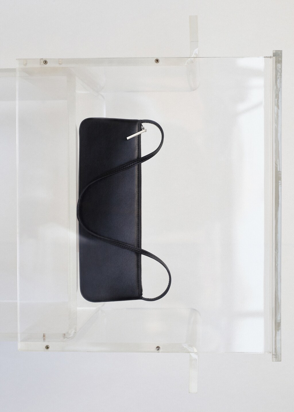 Shoulder bag with zip