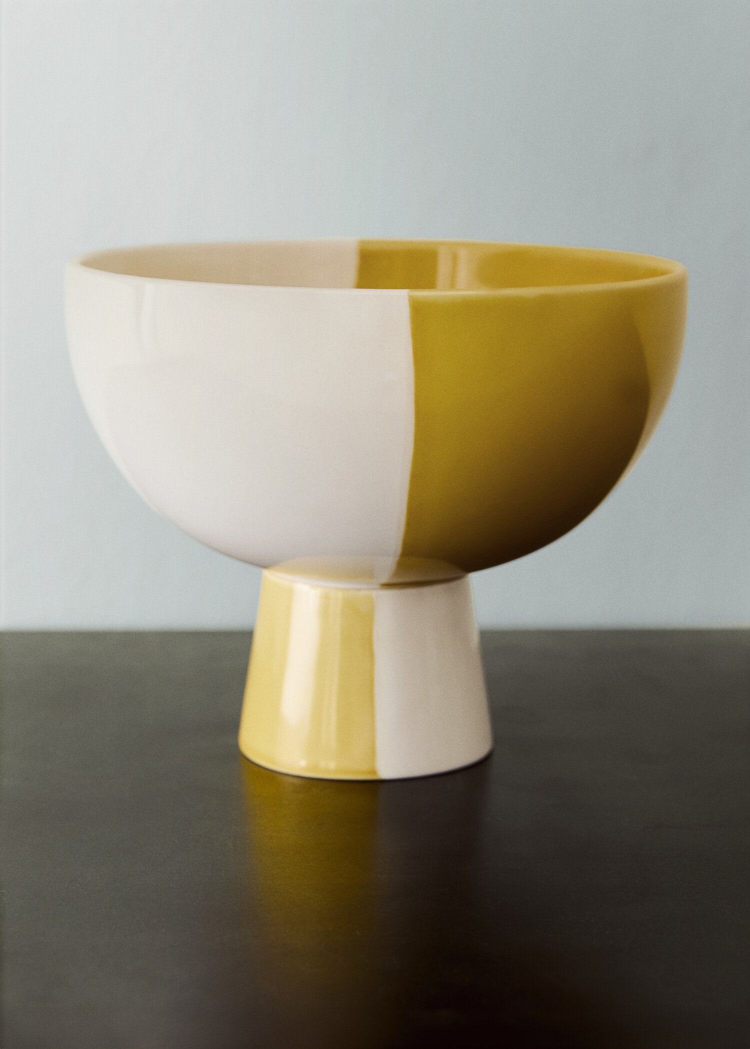 Large two-tone ceramic pedestal bowl - General plane