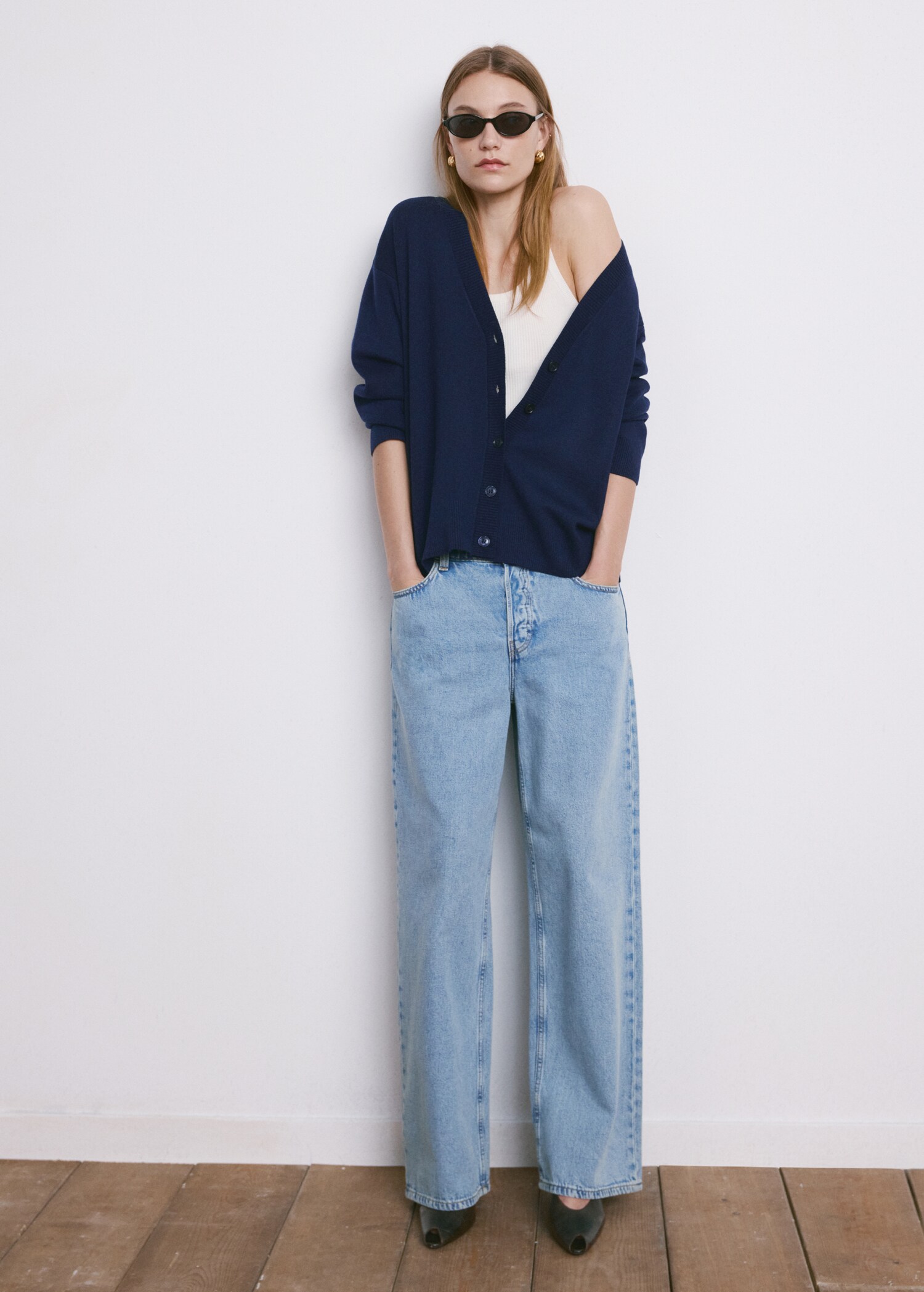 Трикотажный кардиган с V-образной горловиной - Общий план