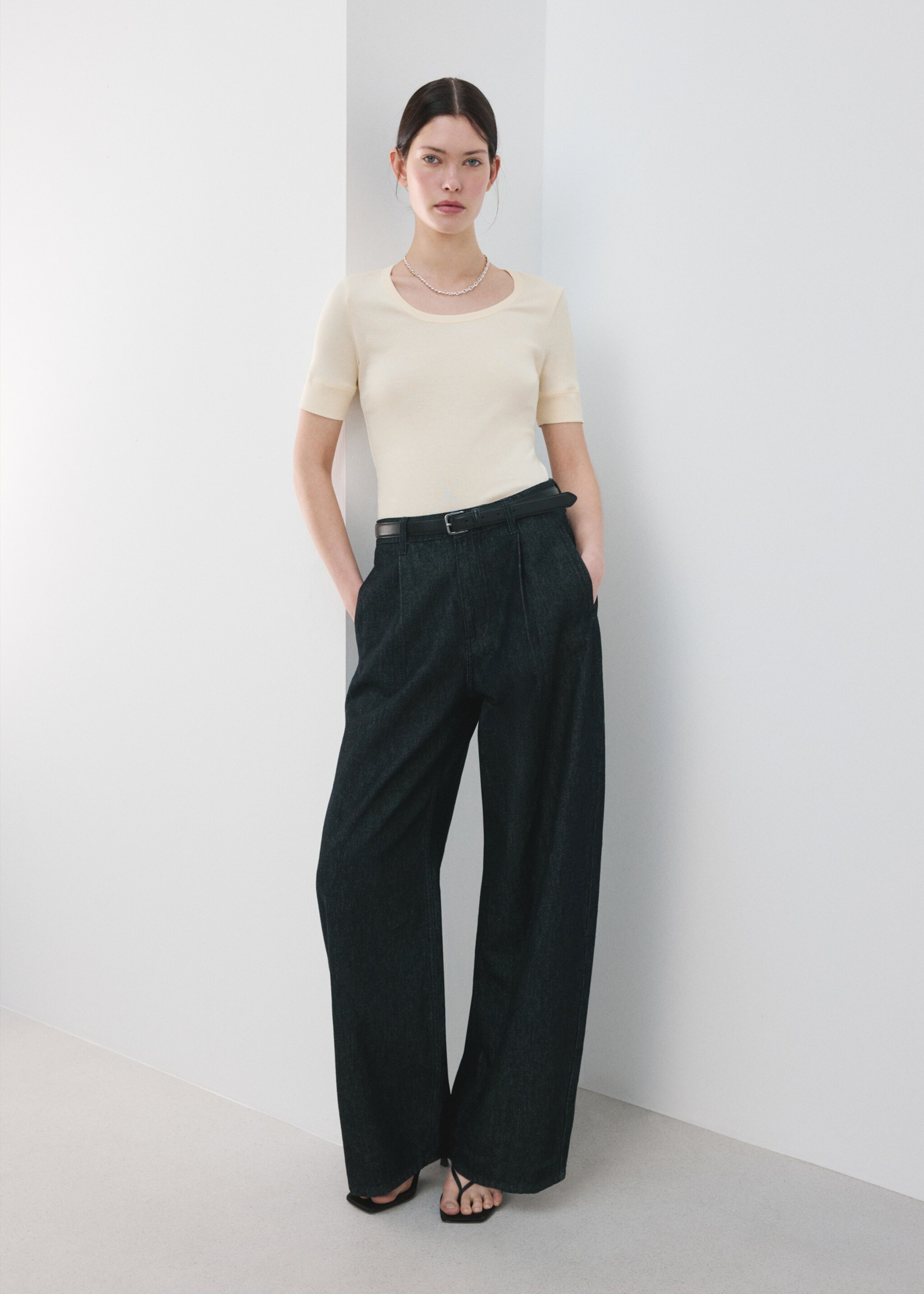 T-shirt manches courtes cintré - Plan général, Blanc cassé. Ref: 27035998-00.