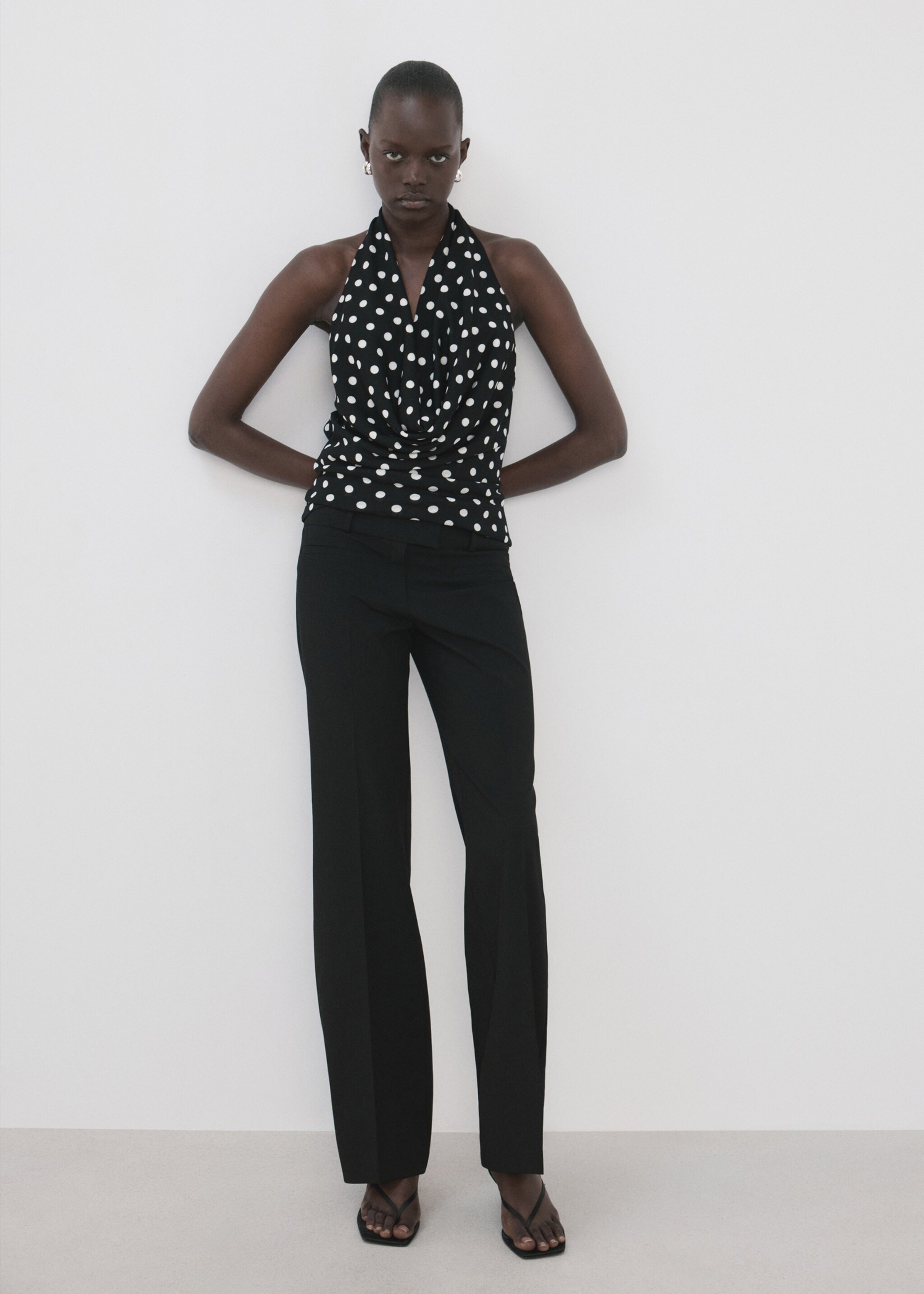 Top emmanchures américaines drapé - Plan général, Noir. Ref: 27037159-00.