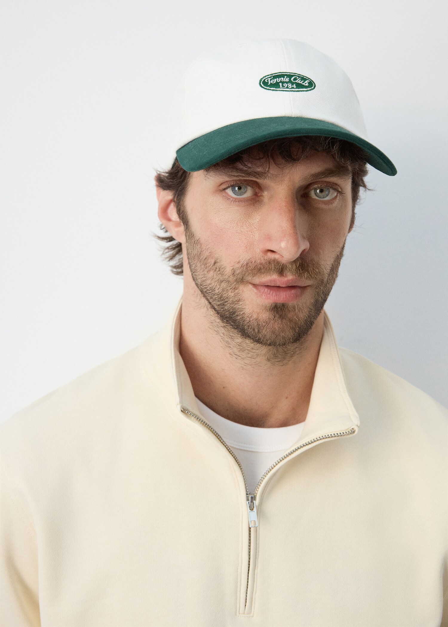 Embroidered cap - General plane