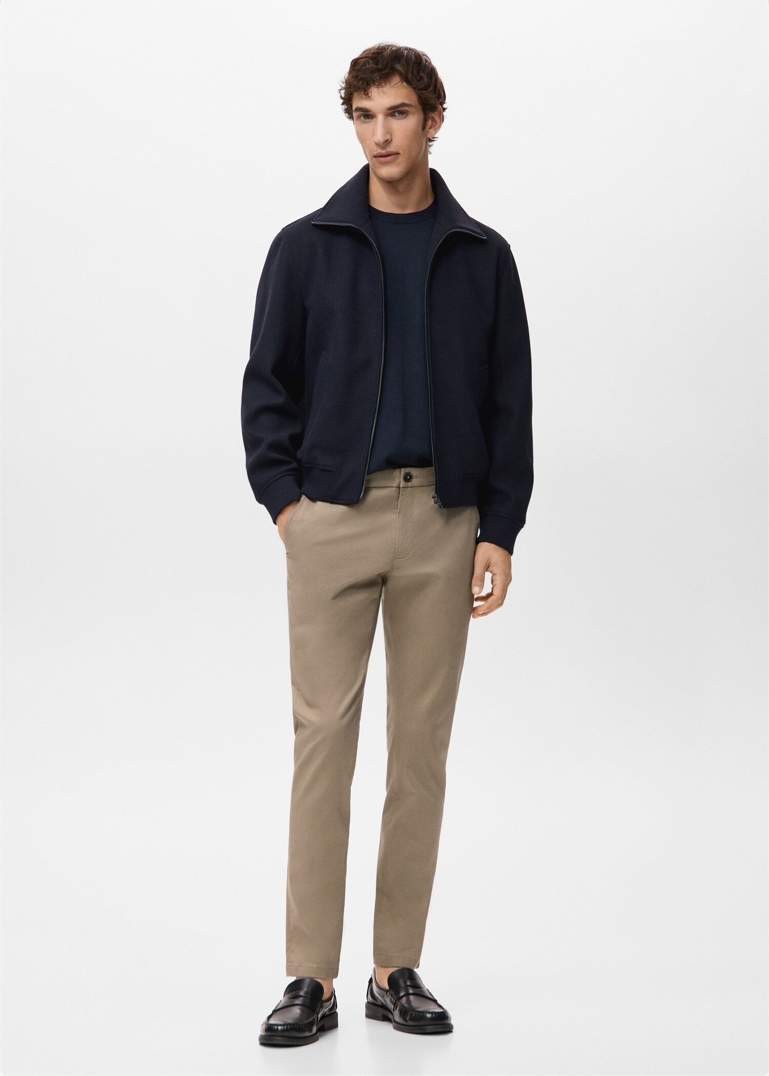 Pantalón Barna slim fit chino sarga - Plano general