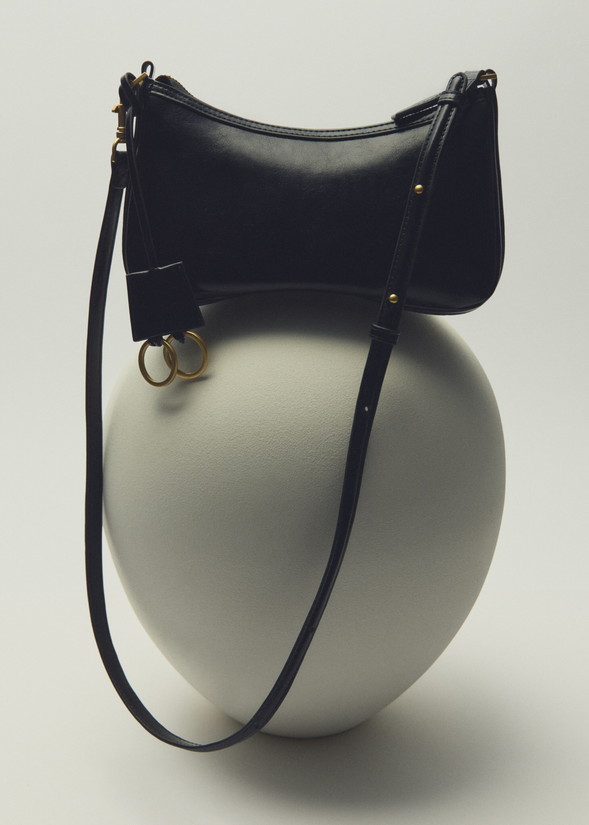 Crossbody bag with charms and rings - General plane, Black. Ref: 27041205-00.