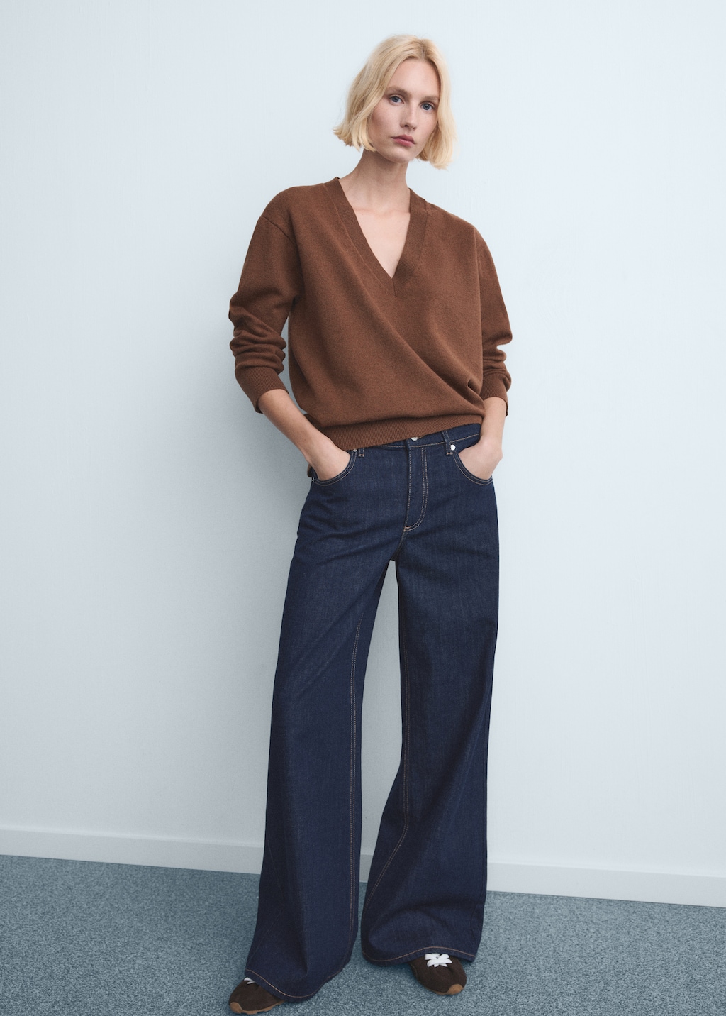 Low-rise wide-leg jeans