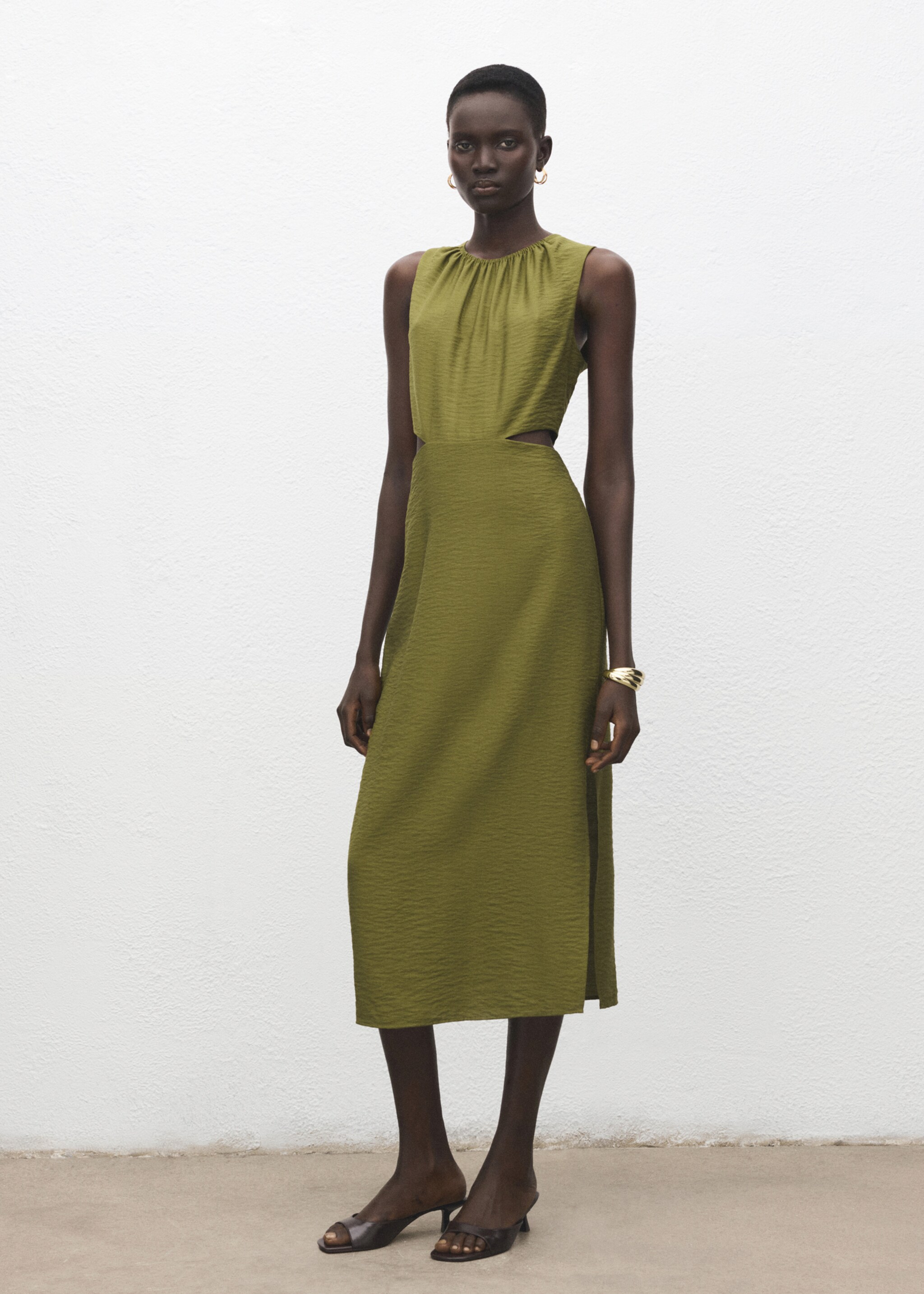 Crinkled-effect dress with cut-out - General plane, Pastel Green. Ref: 27041244-00.