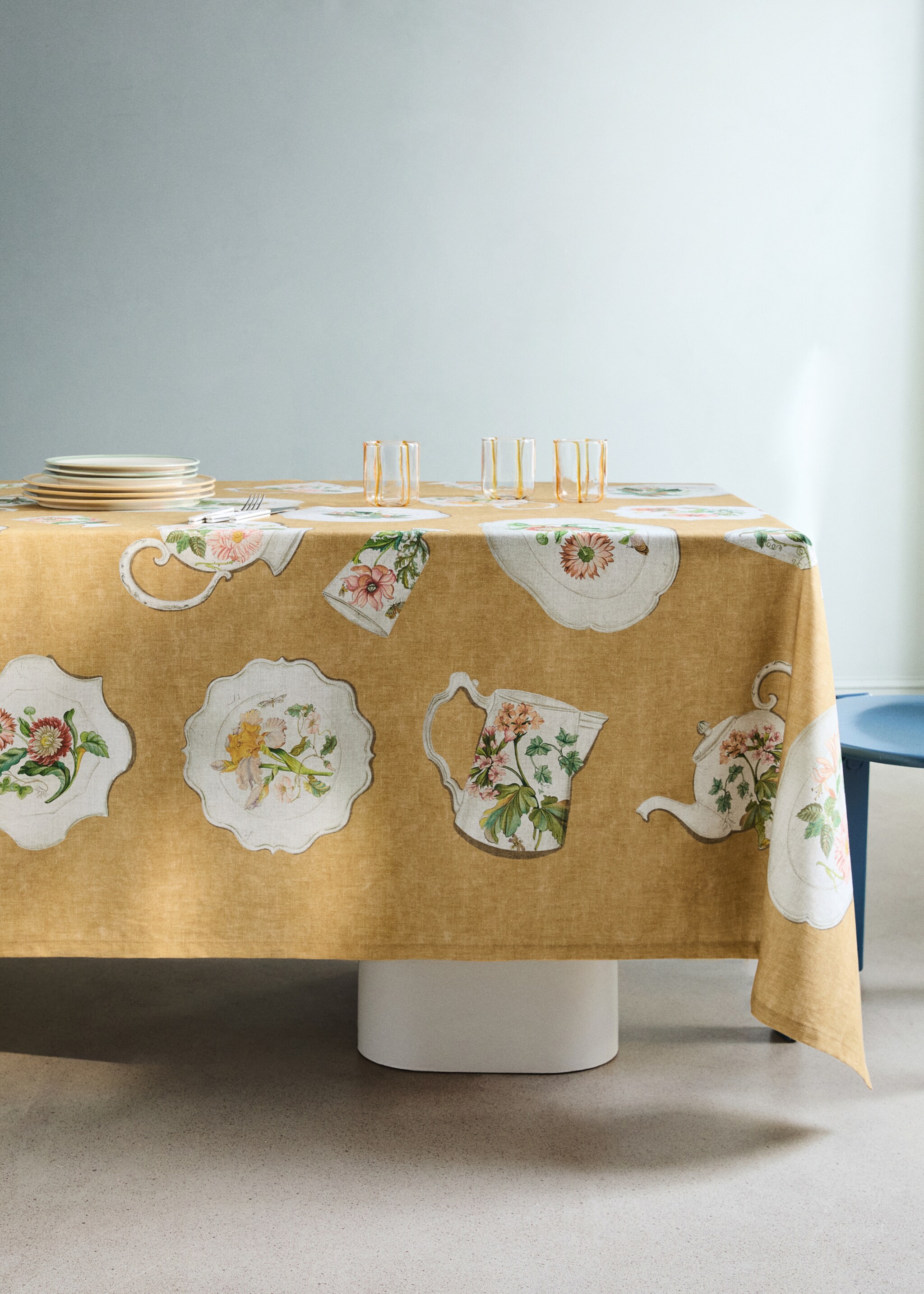 Cotton tablecloth with vintage porcelain elements for 6 to 8 diners - General plane, Mustard. Ref: 27041517-00.