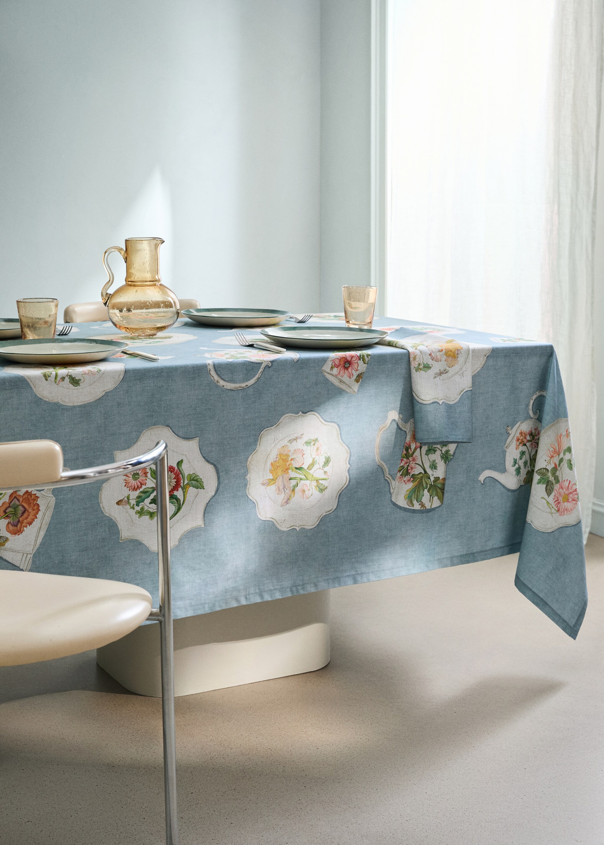 Cotton tablecloth with vintage porcelain elements for 6 to 8 diners - General plane, Ink Blue. Ref: 27041517-00.