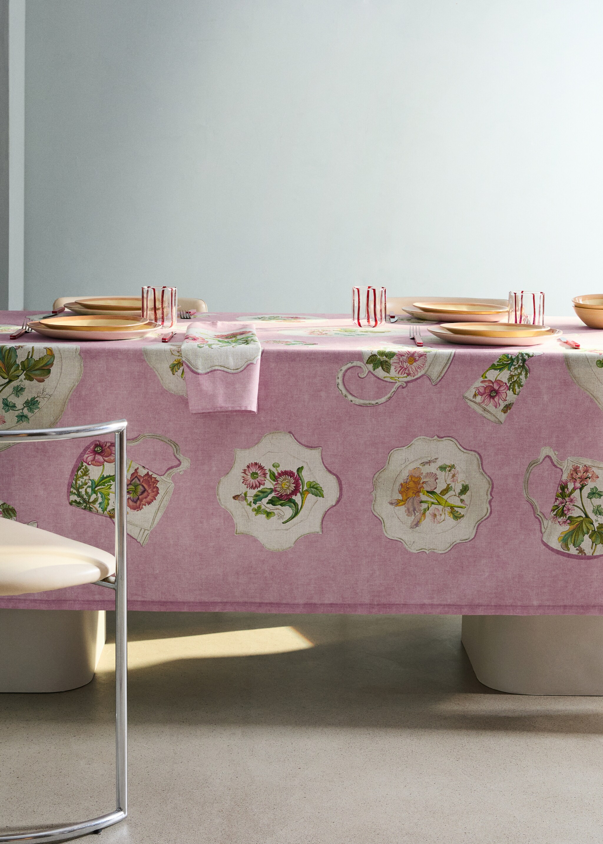 Cotton tablecloth with vintage porcelain elements for 6 to 8 diners - General plane, Pink. Ref: 27041517-00.