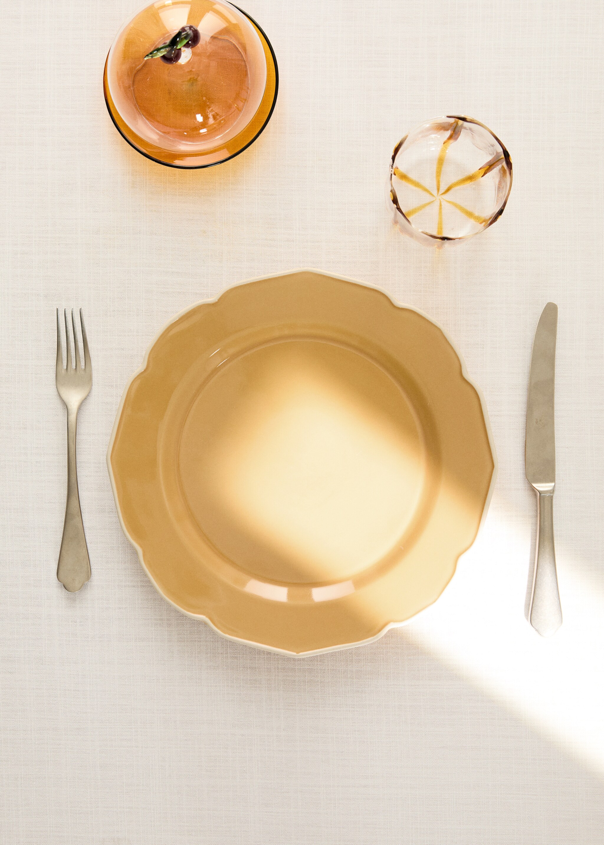 Flacher Teller aus Steingut Wellen - Allgemeine Ansicht, Senfgelb. Ref: 27041525-00.