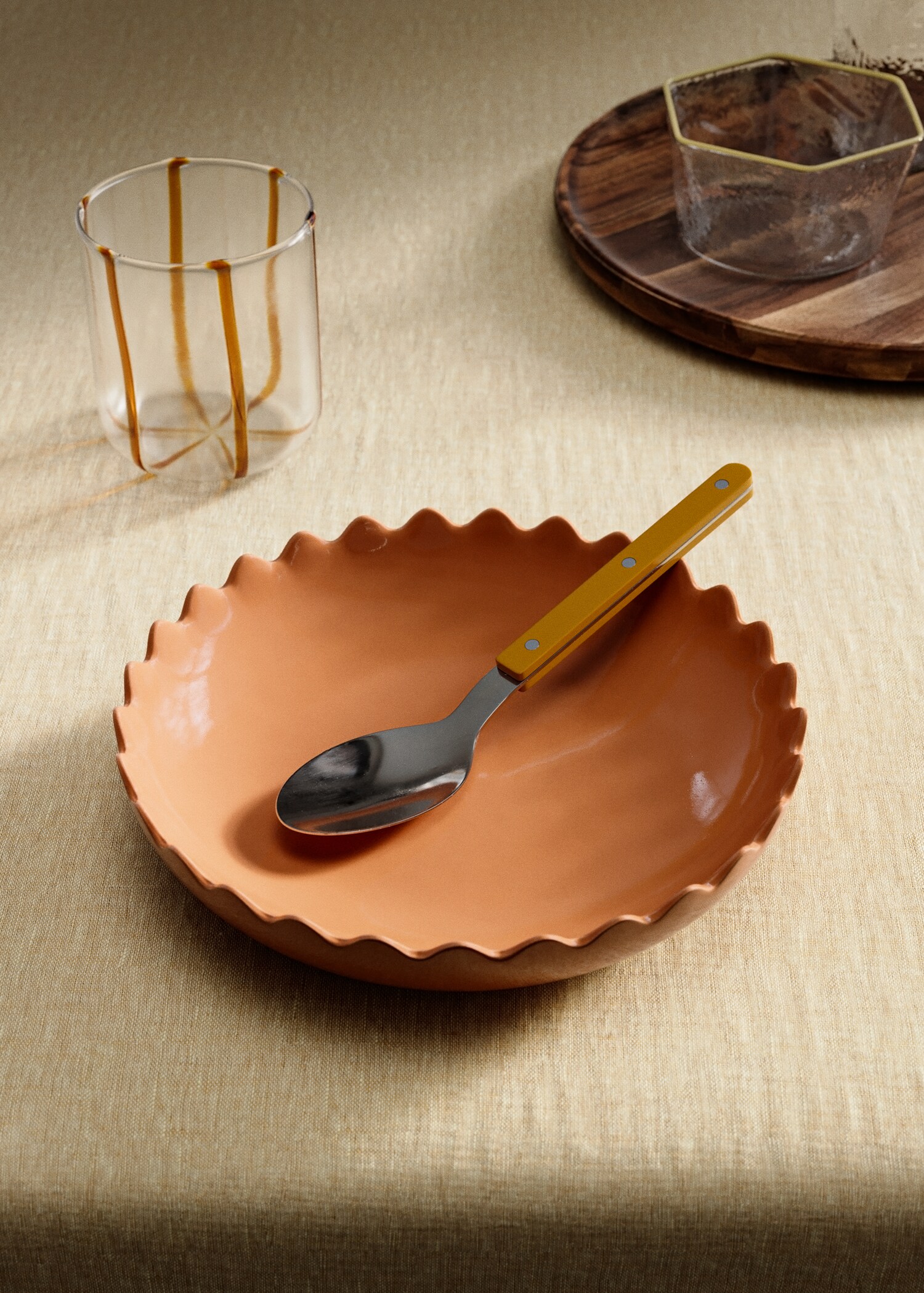 Wave-patterned stoneware bowl in color - General plane