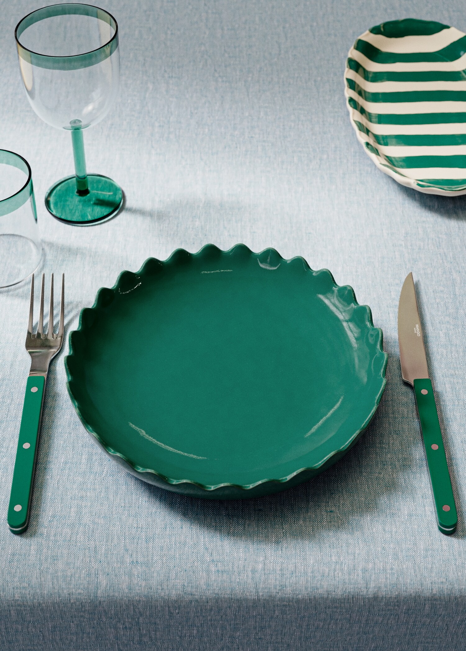 Wave-patterned stoneware bowl in color - General plane