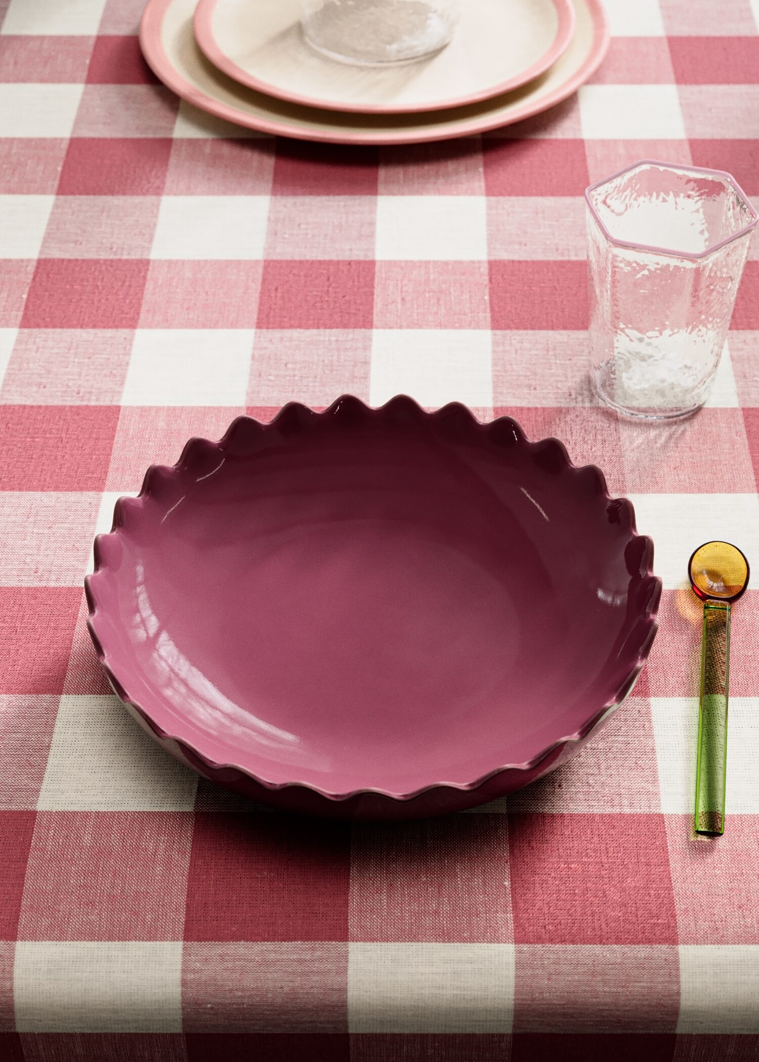 Wave-patterned stoneware bowl in color - General plane