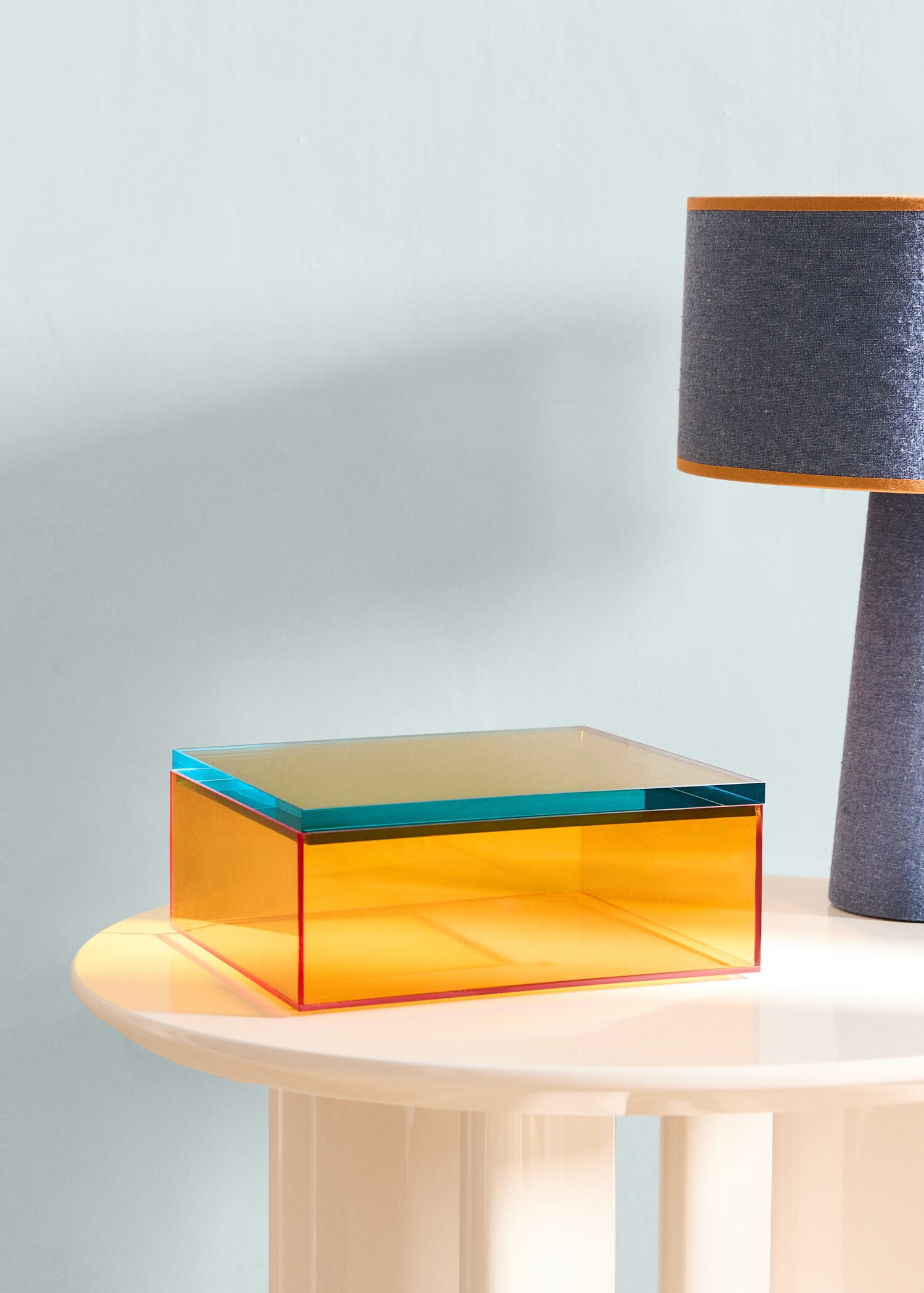 Large two-tone acrylic box - General plane