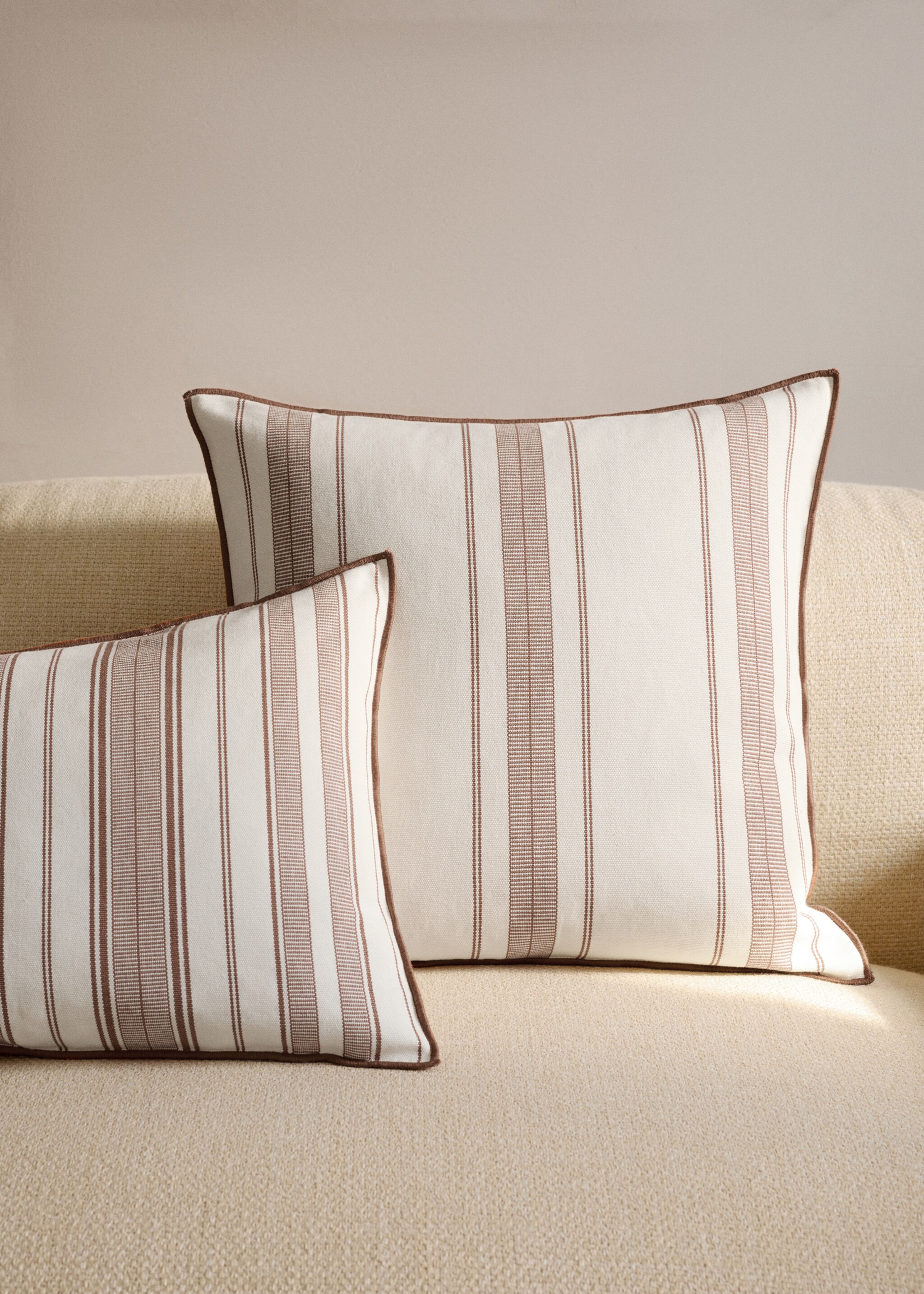 Kussenhoes met streeppatroon en overlock-afwerking 50x50 cm - Overzichtstekening, Roodbruin. Ref: 27042926-00.