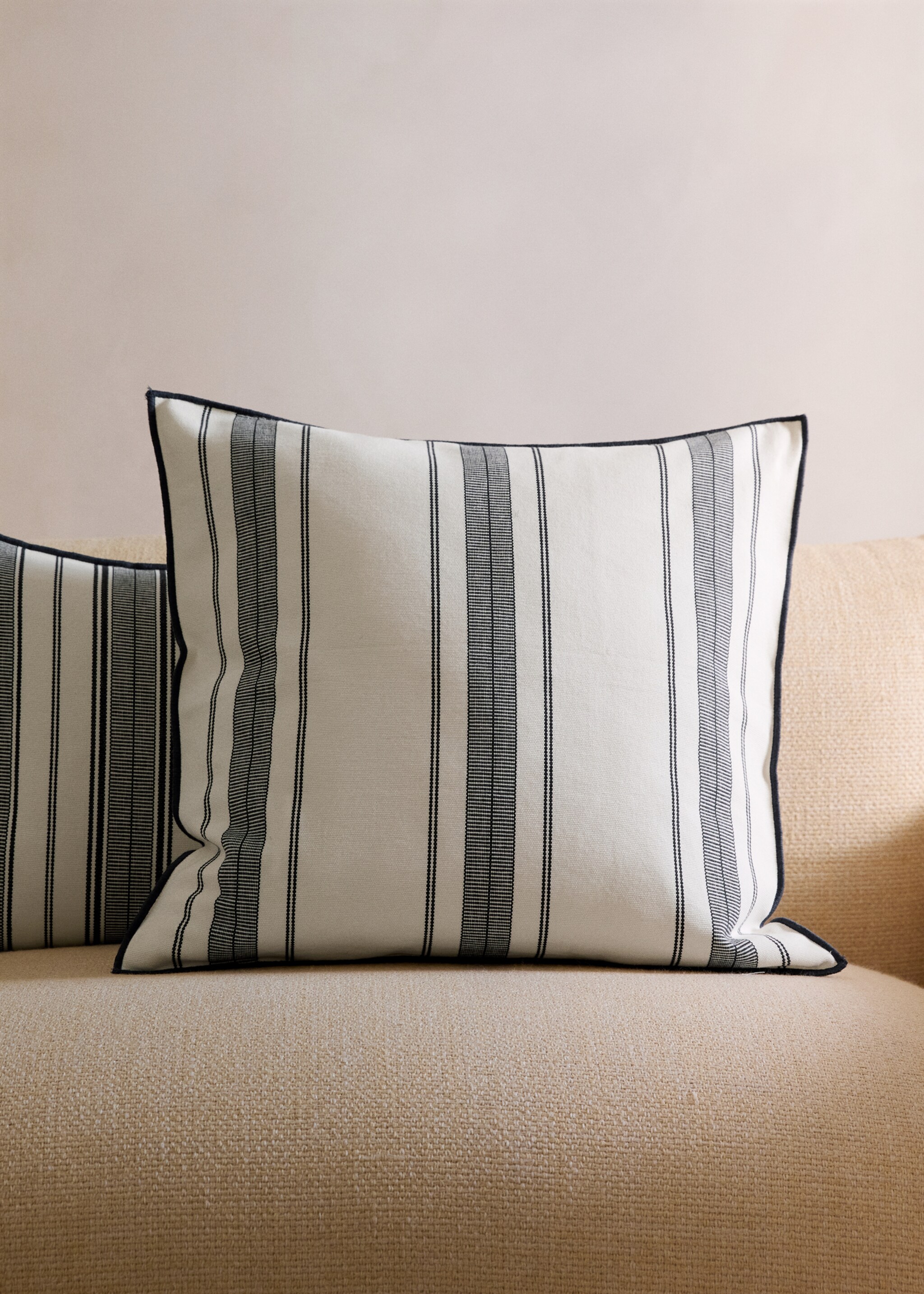 Cushion cover with stripe design and overlock finish 50x50 cm - General plane, Charcoal. Ref: 27042926-00.