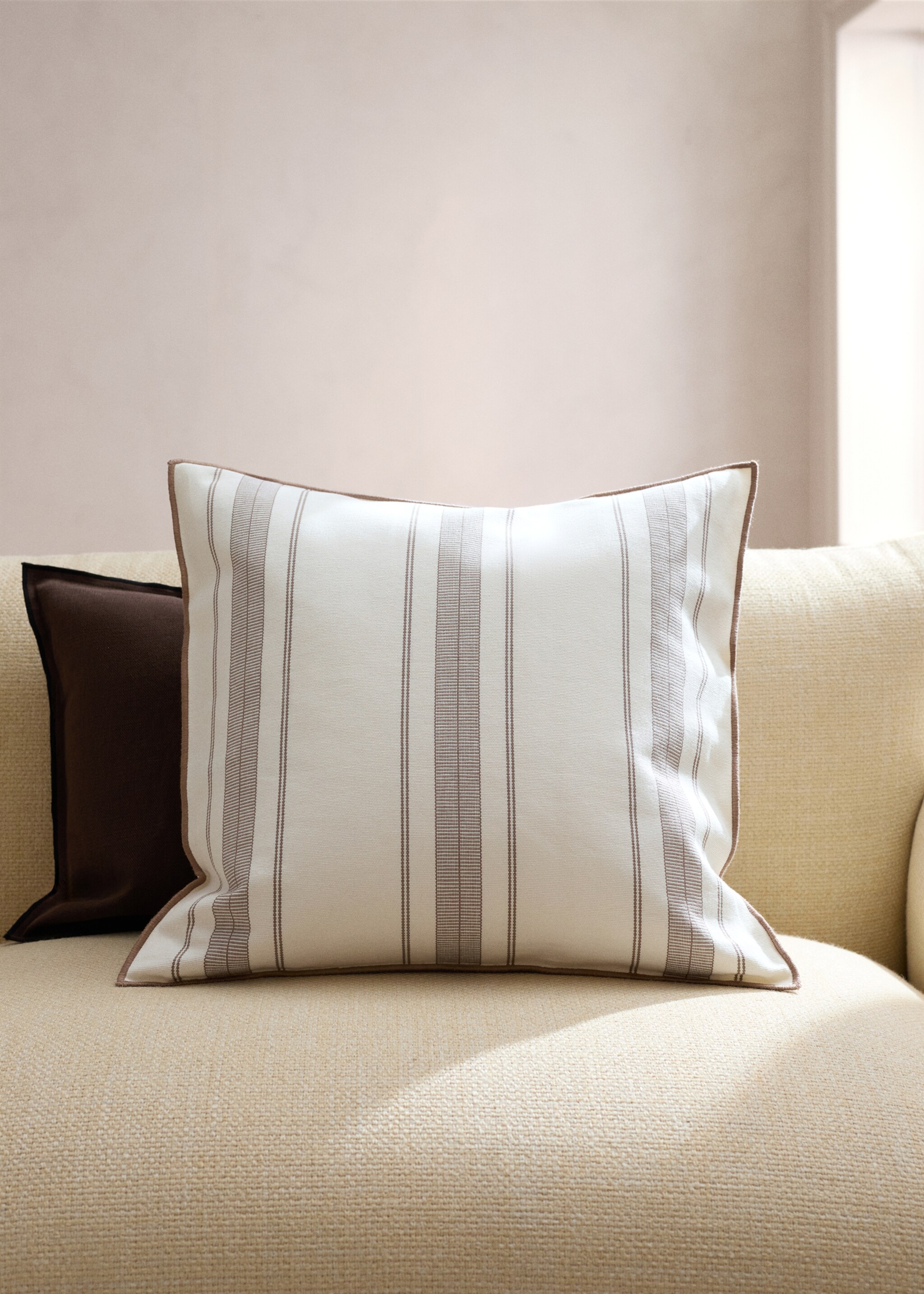 Kissenbezug mit Streifenmuster und Overlock-Verarbeitung, 50 x 50 cm - Allgemeine Ansicht, Hellbraun/Pastellbraun. Ref: 27042926-00.