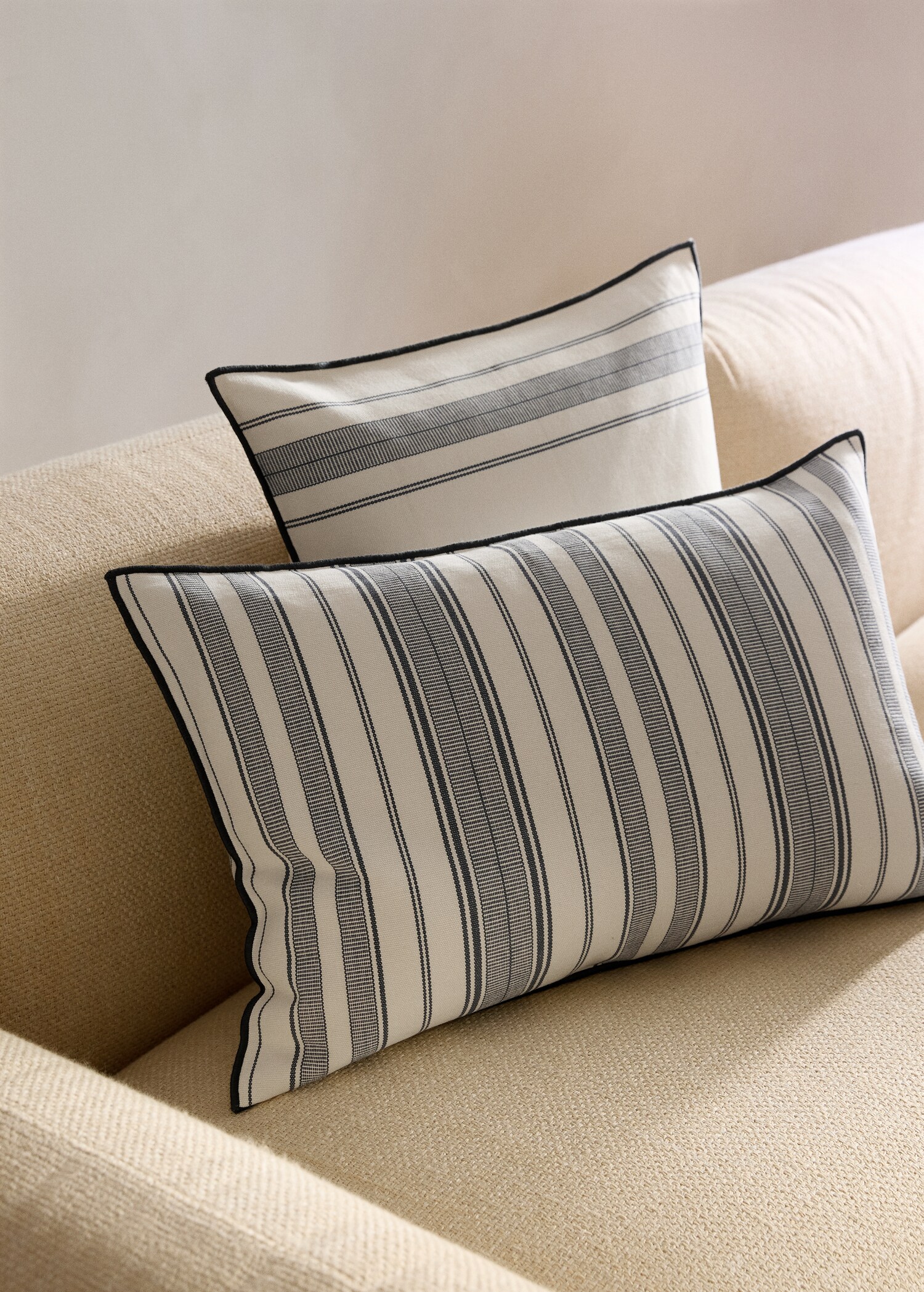 Cushion cover with stripe design and overlock finish 40x60 cm - General plane