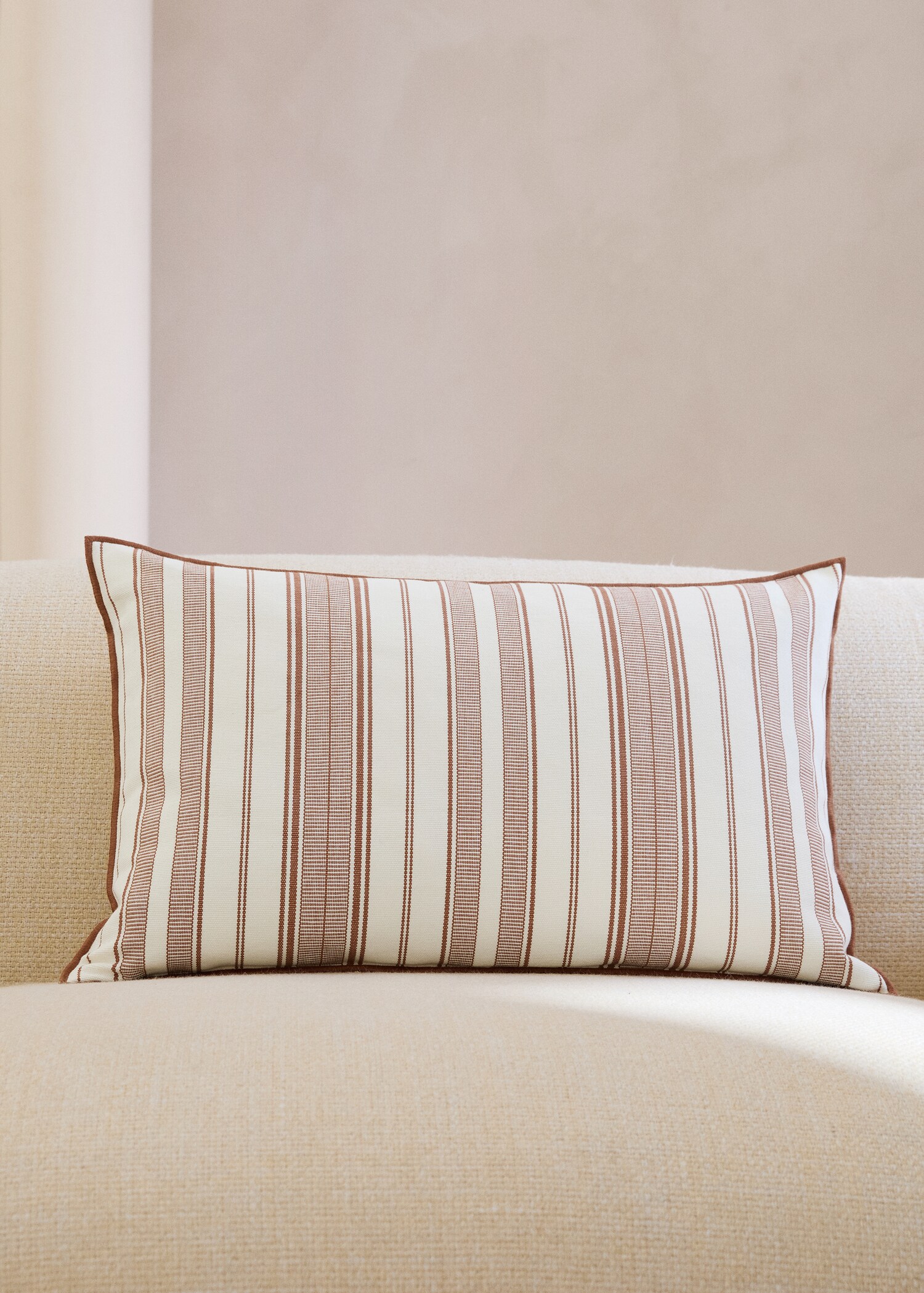 Cushion cover with stripe design and overlock finish 40x60 cm - General plane