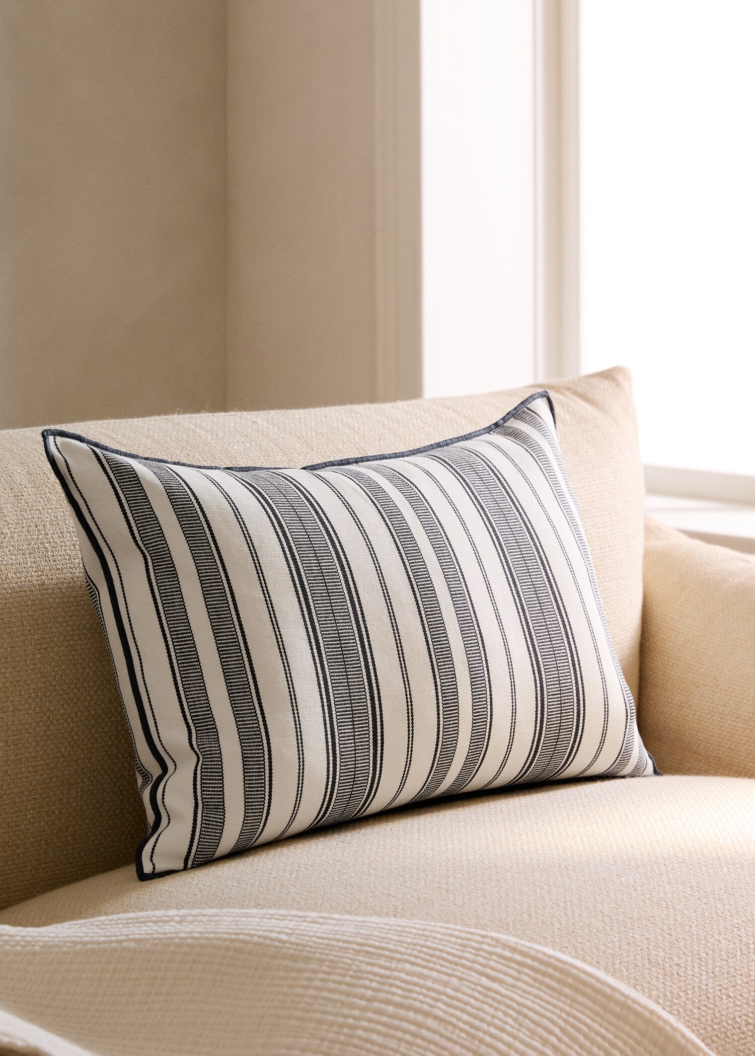 Cushion cover with stripe design and overlock finish 40x60 cm - General plane