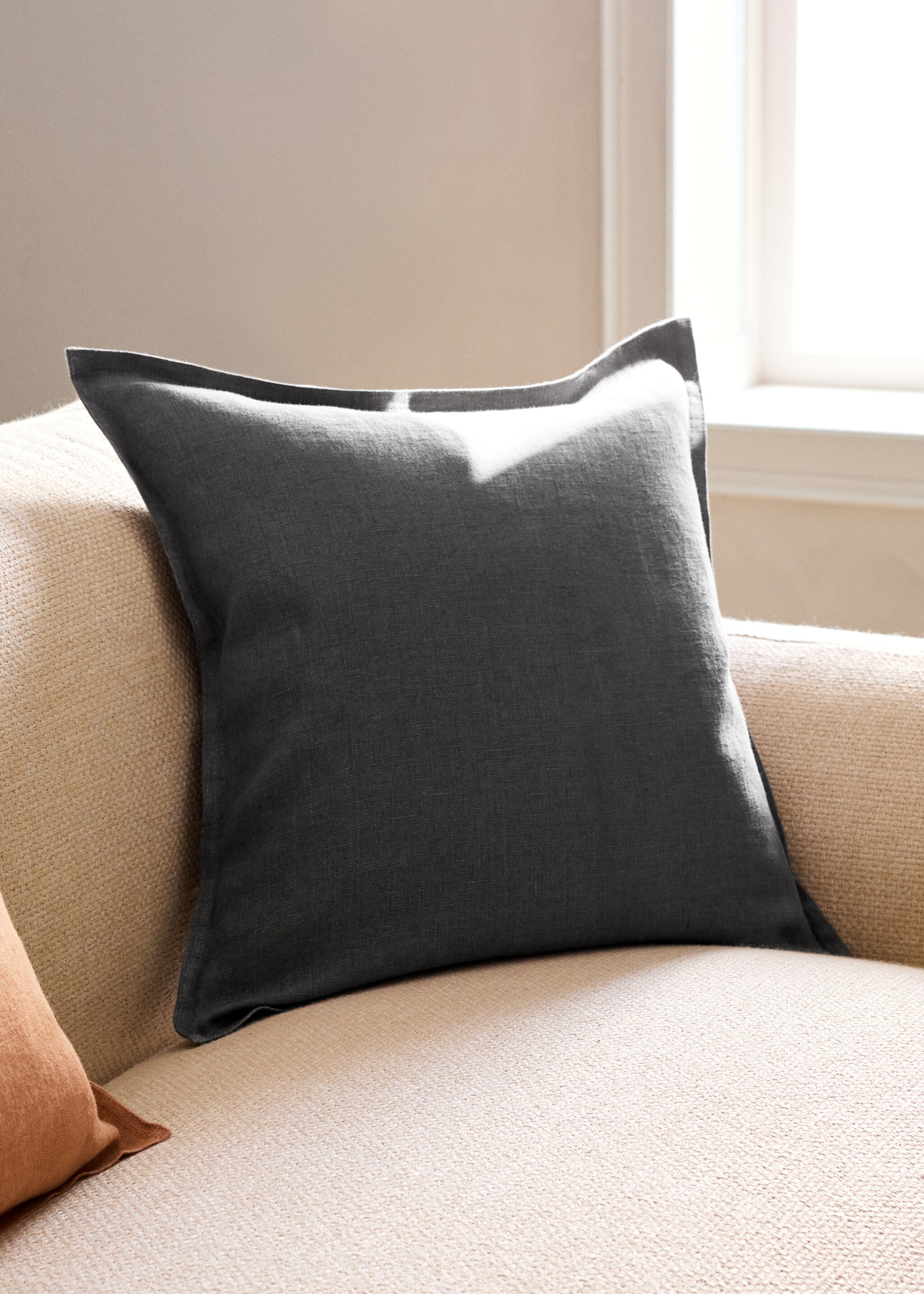 Linen cushion cover with flange 45x45 cm - General plane, Charcoal. Ref: 27042929-00.