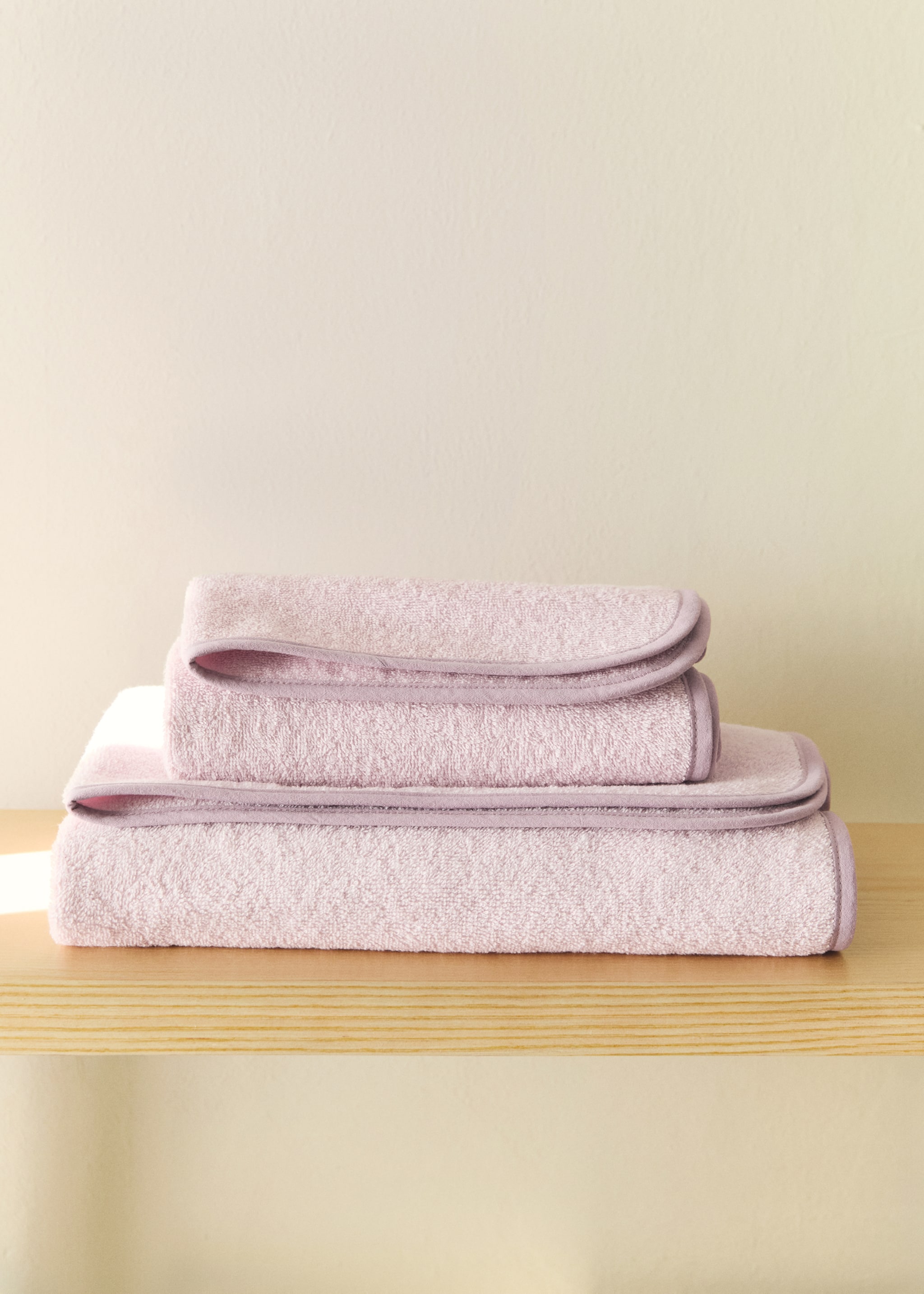 Cotton washbasin towel with contrasting trim - General plane, Peach. Ref: 27042935-00.