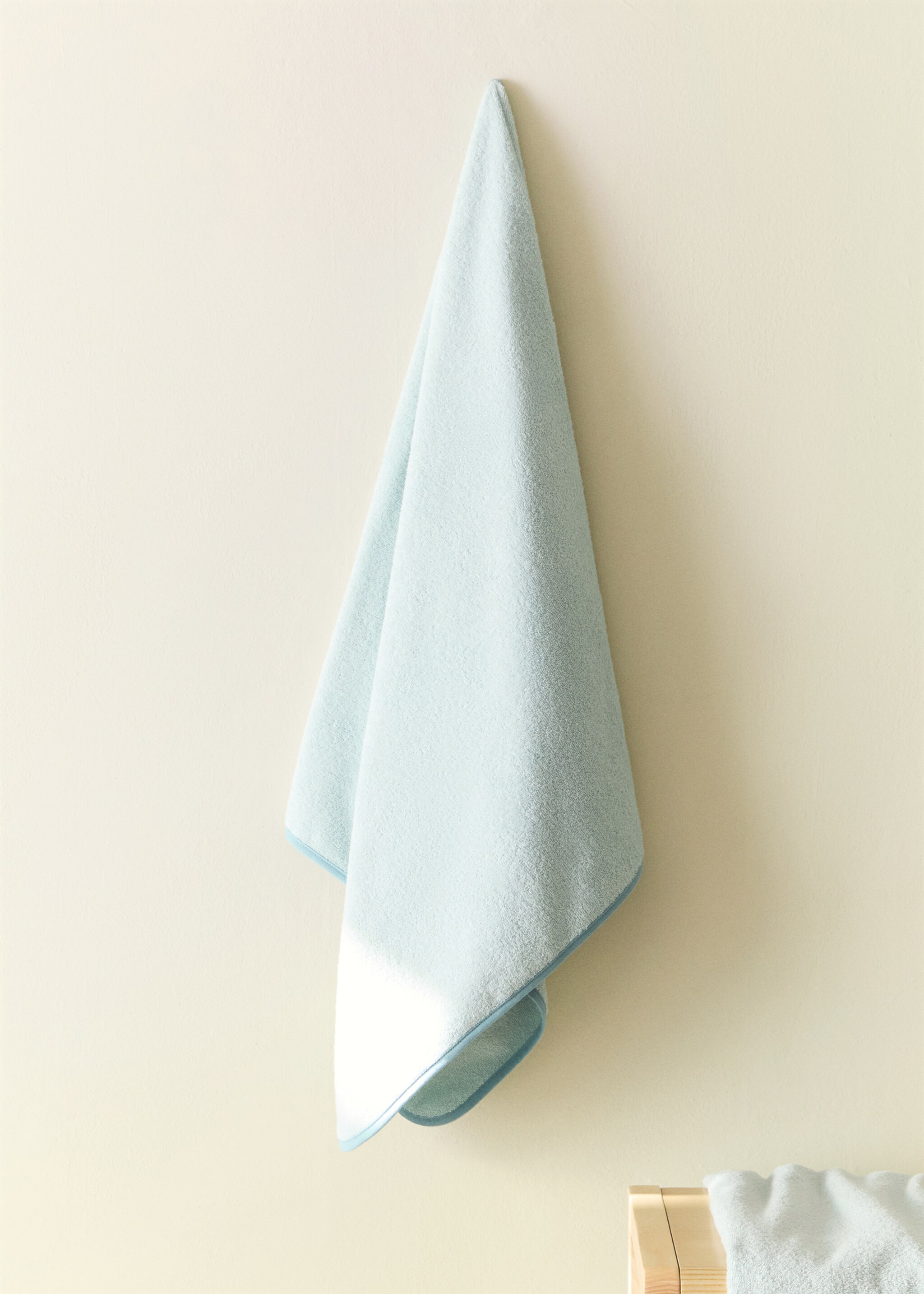 Children's bath towel with contrasting trim - General plane, Mint Green. Ref: 27042936-00.