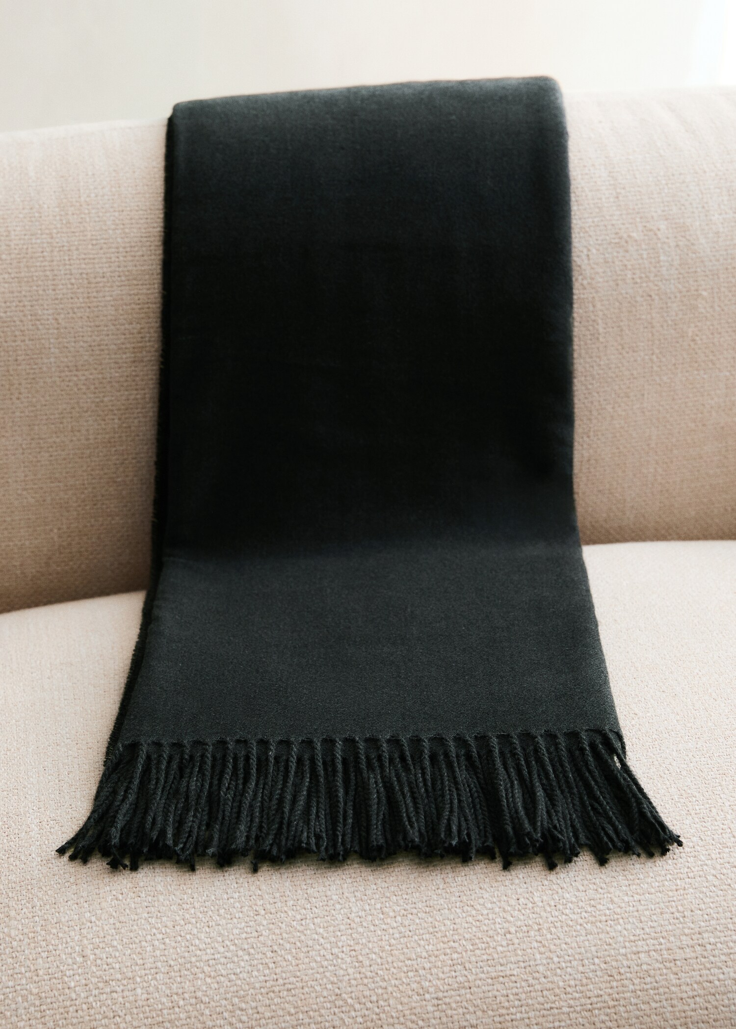 Soft blanket with fringe detail - General plane