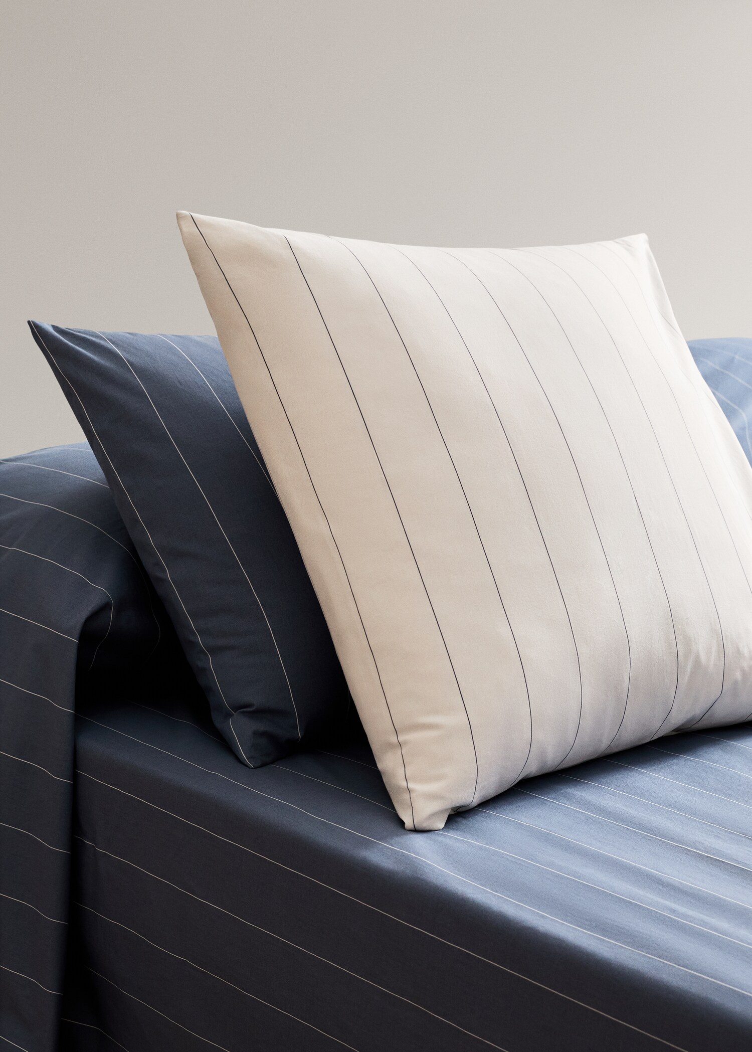 Two 100% cotton reversible striped pillowcases 50x75cm - General plane