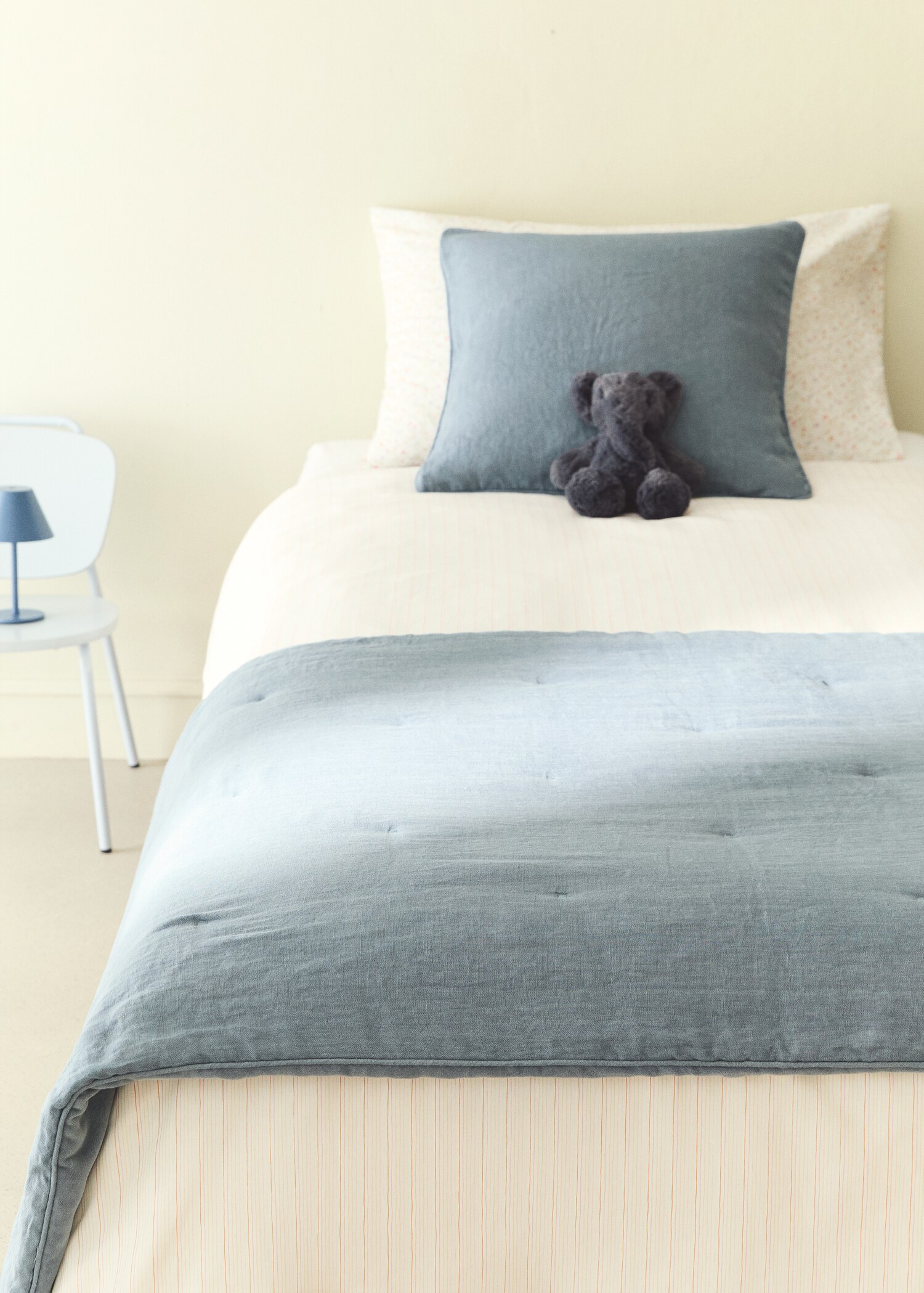 Linen velvet bedspread footboard - General plane