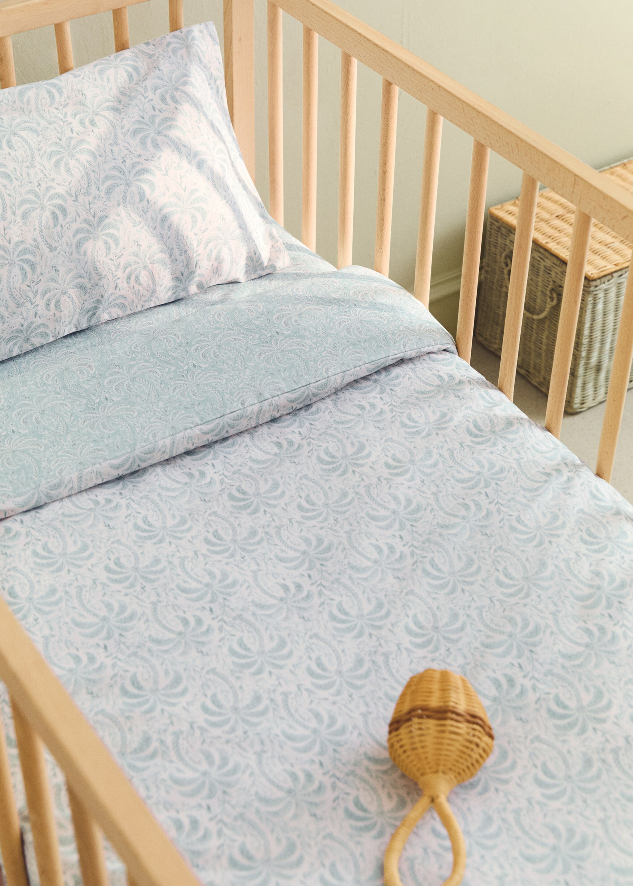 Påslakan i bomullspercale för spjälsäng med palmmönster - Allmän bild, Pastellgrön. Ref: 27044064-00.