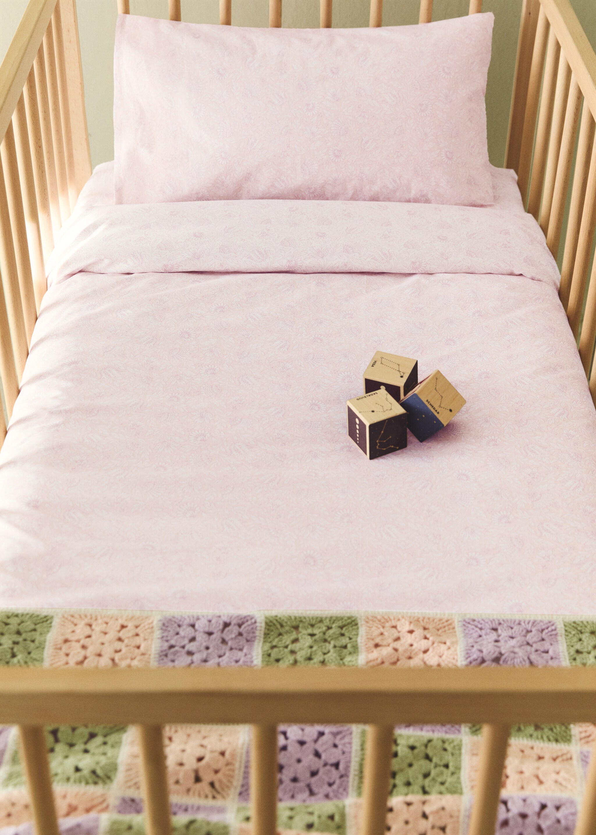 Blommigt påslakan för spjälsäng i bomullspercale - Allmän bild, Pastellrosa. Ref: 27044065-00.