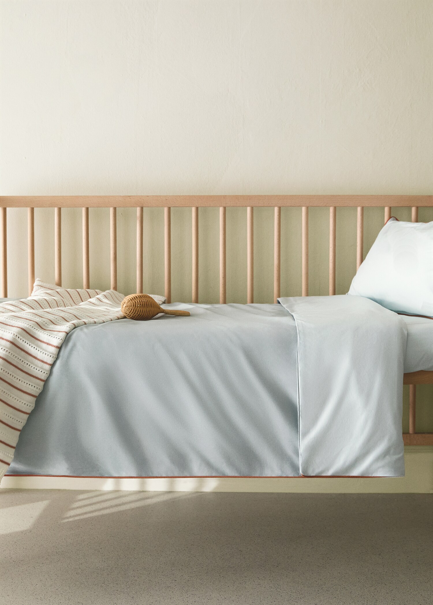 Reversible percale cotton duvet cover with contrasting piping for cot - General plane