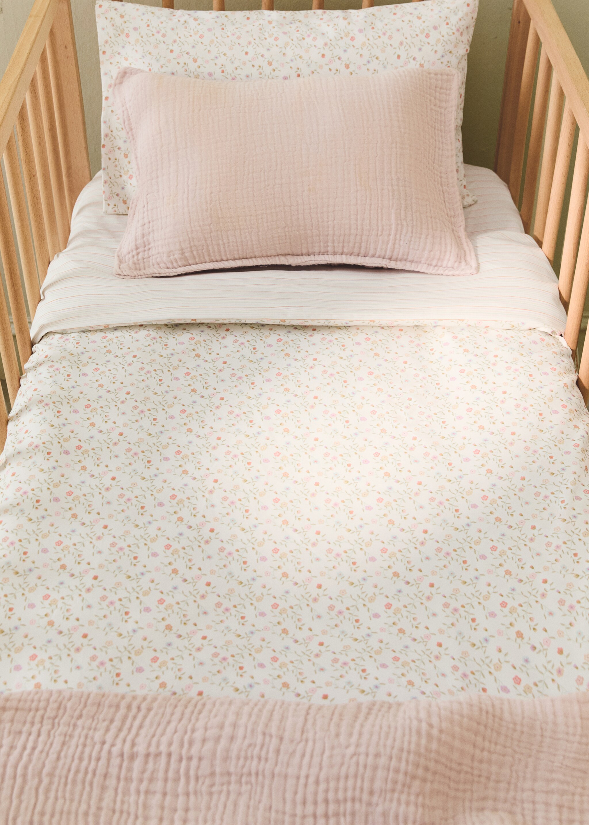 Reversible striped and floral nursery cot duvet cover - General plane, Pink. Ref: 27044069-00.