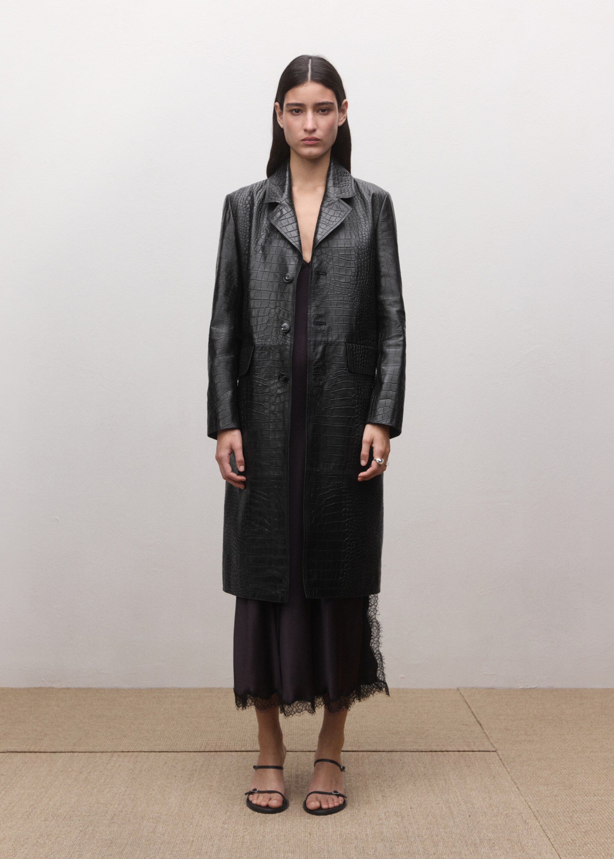 Robe en dentelle avec ouverture - Plan général, Bordeaux. Ref: 27044448-00.