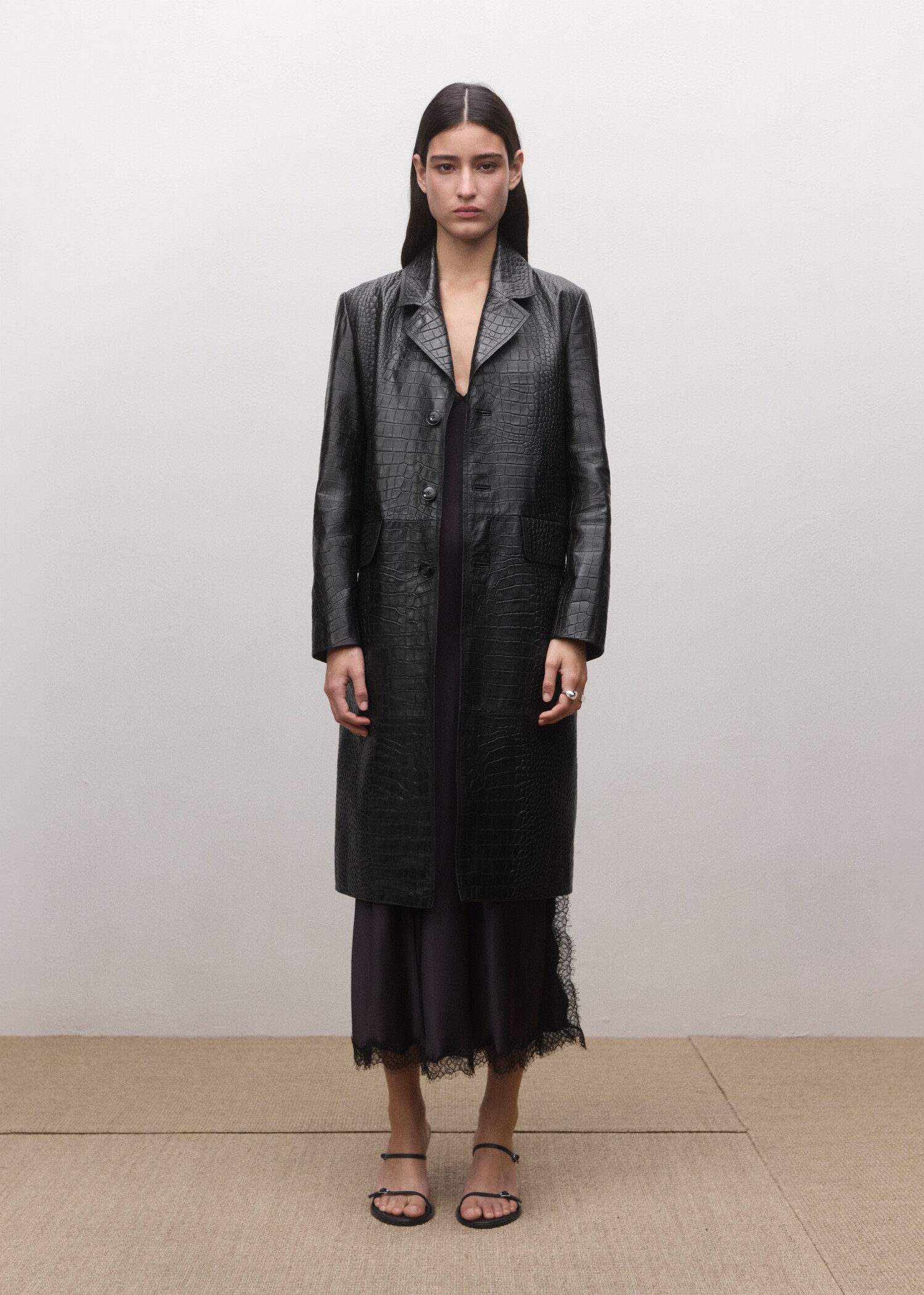 Robe en dentelle avec ouverture - Plan général