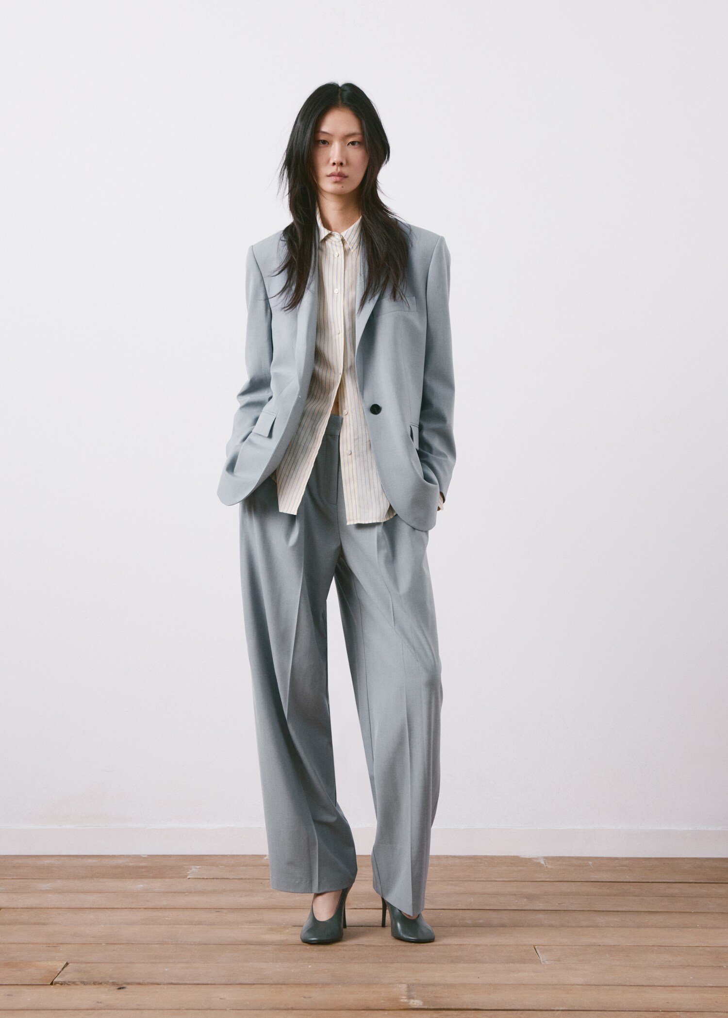 Straight suit jacket with lapel pockets - General plane