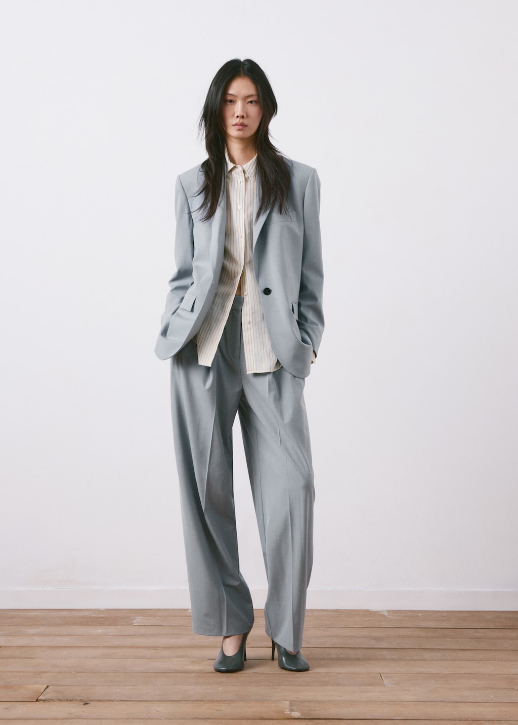 Straight suit jacket with lapel pockets