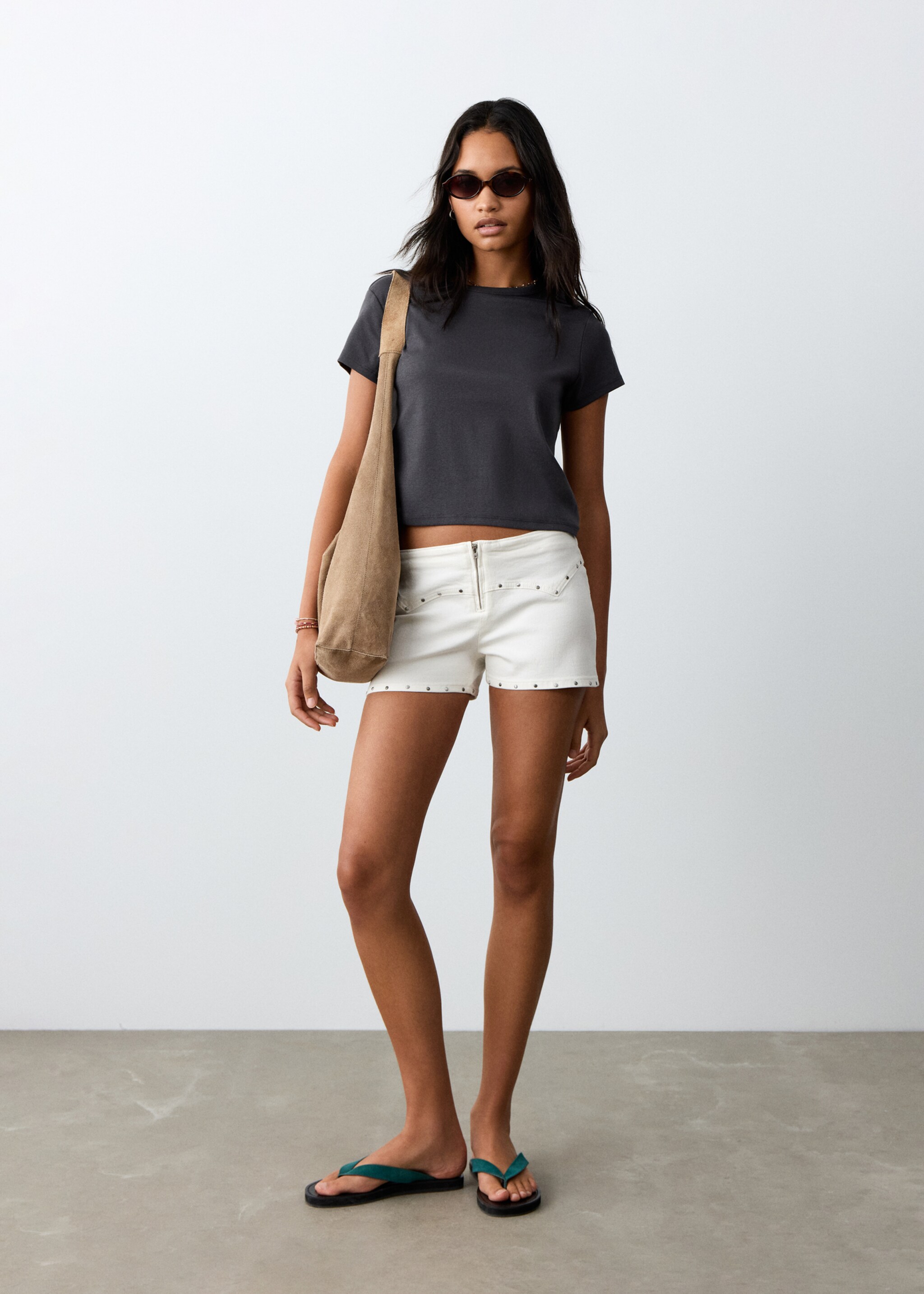 Mini-Shorts mit Nieten - Allgemeine Ansicht, Cremeweiß. Ref: 27045937-00.