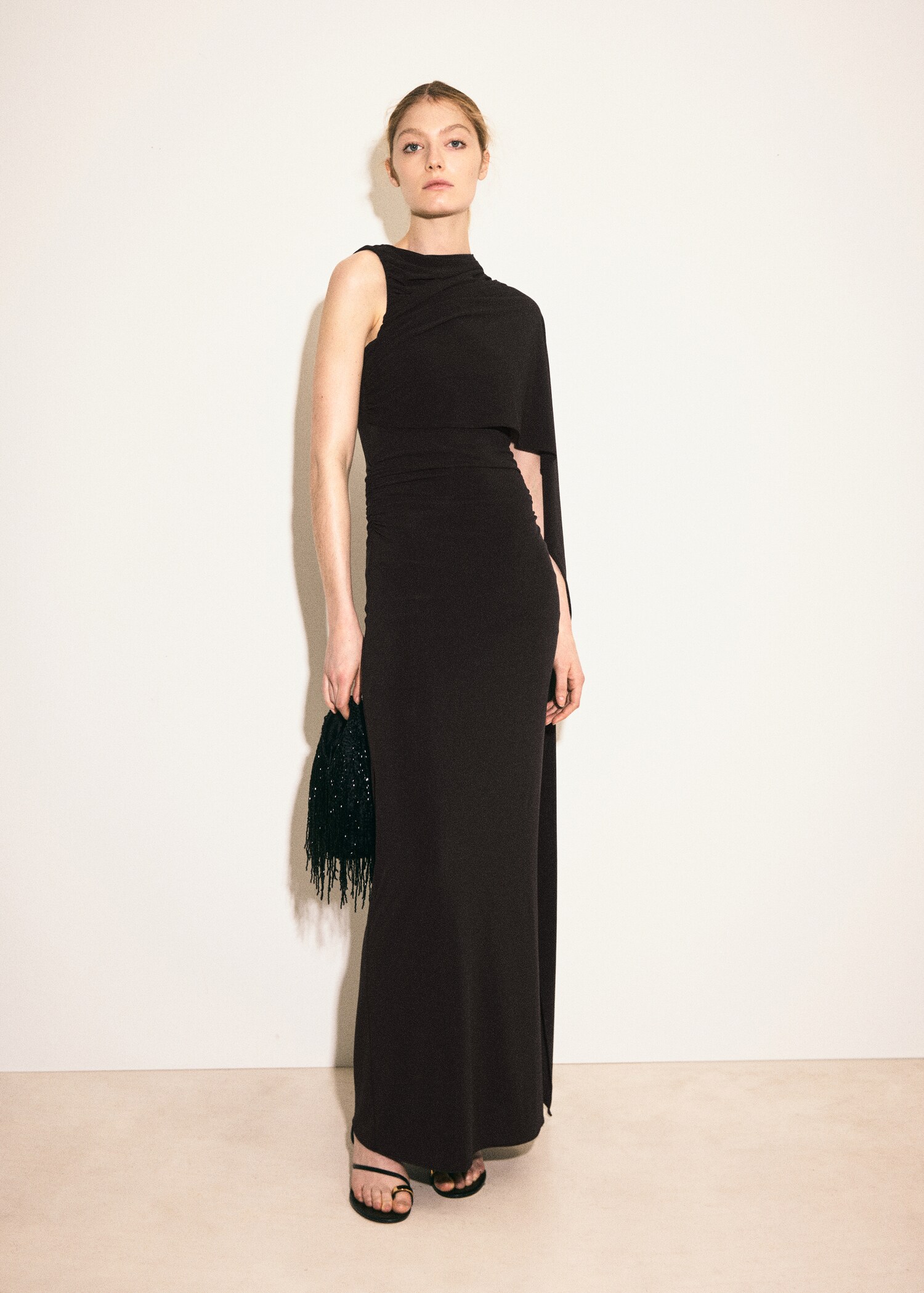 Asymmetrical cape dress - General plane