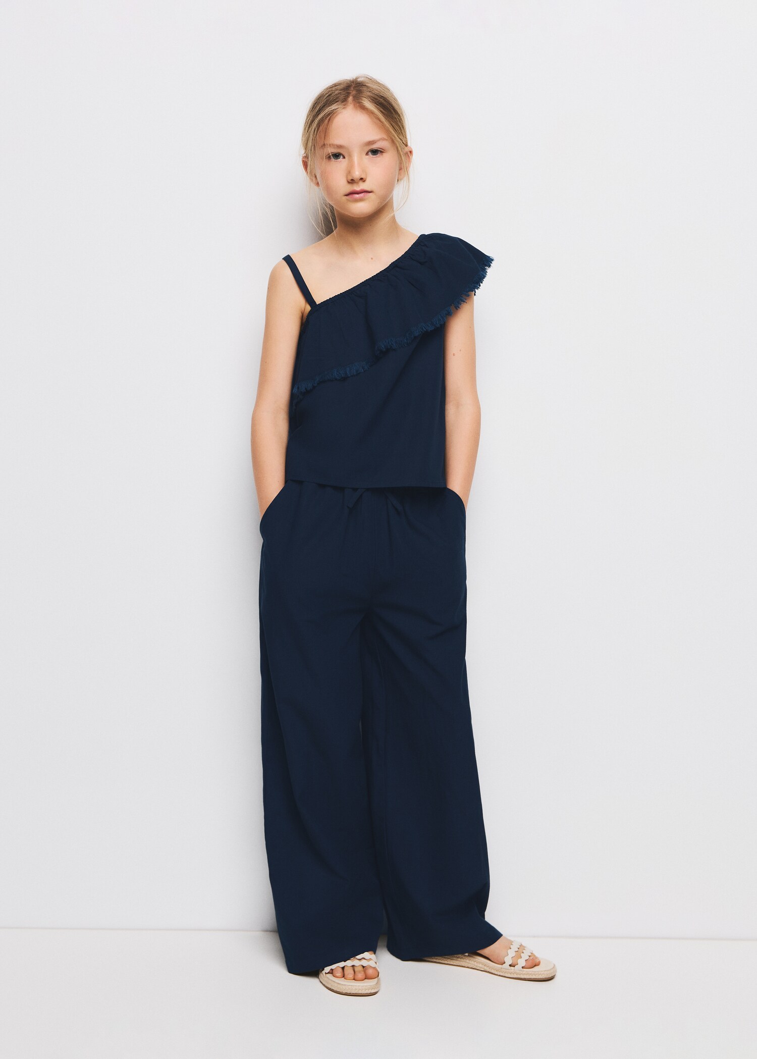 بلوزة منفوشة غير متناسقة - رؤية عامة