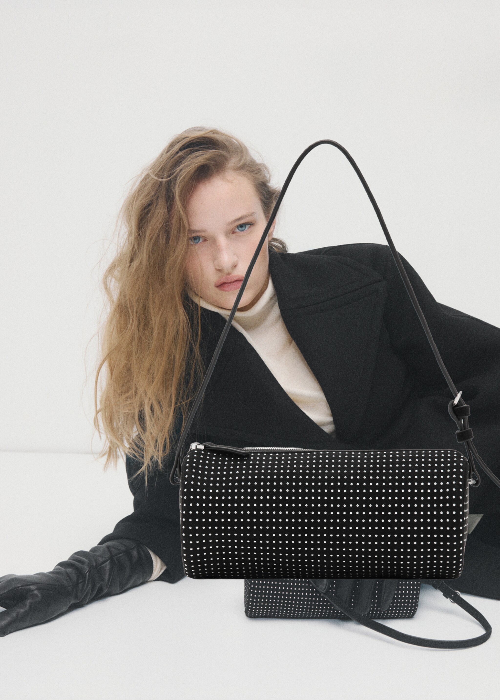 حقيبة كتف بيضاوية مزينة بالستودز - رؤية عامة, أسود. Ref: 27051273-00.