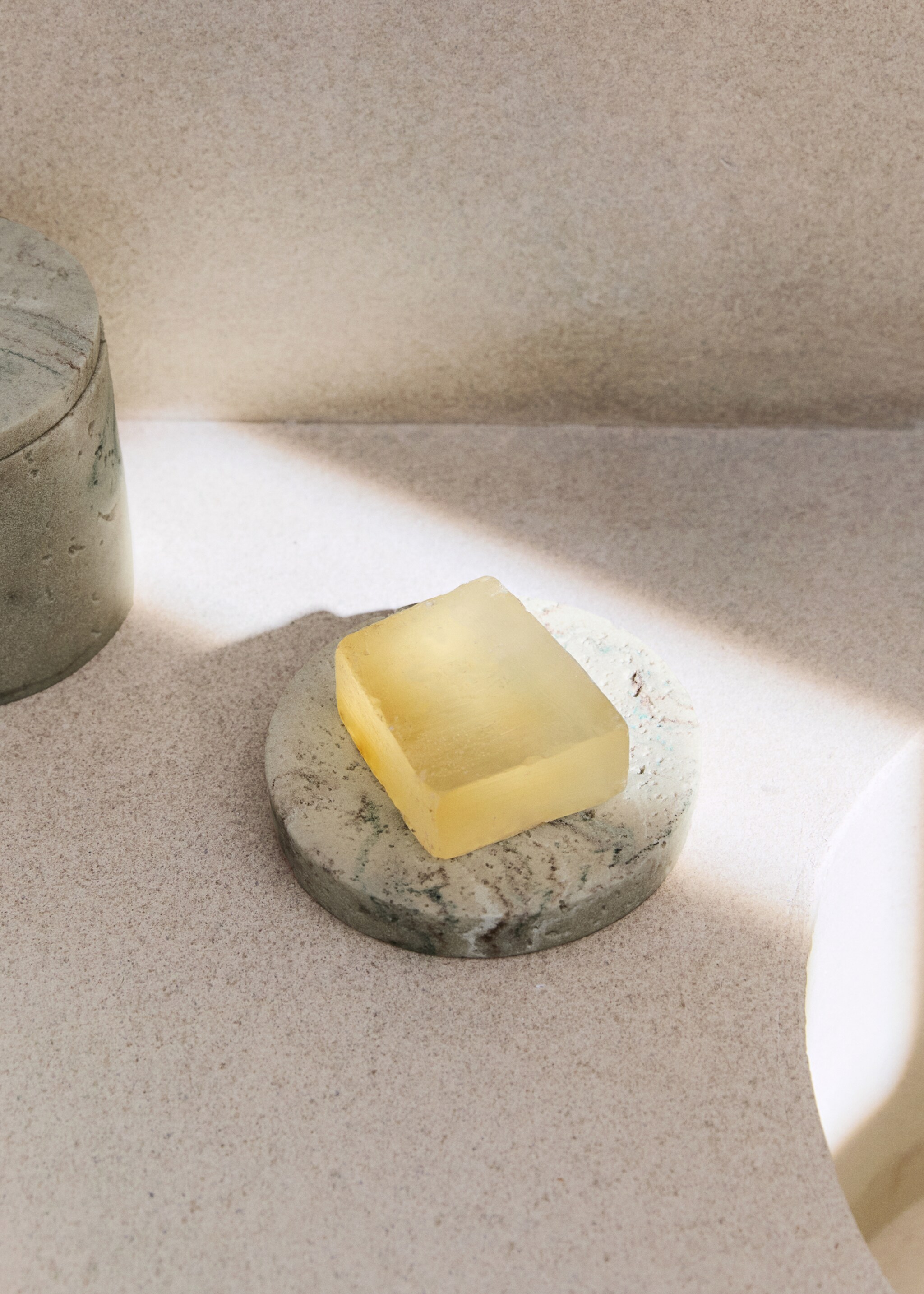 Seifenschale aus Harz mit Travertin-Effekt - Allgemeine Ansicht, Sandfarben. Ref: 27051296-00.