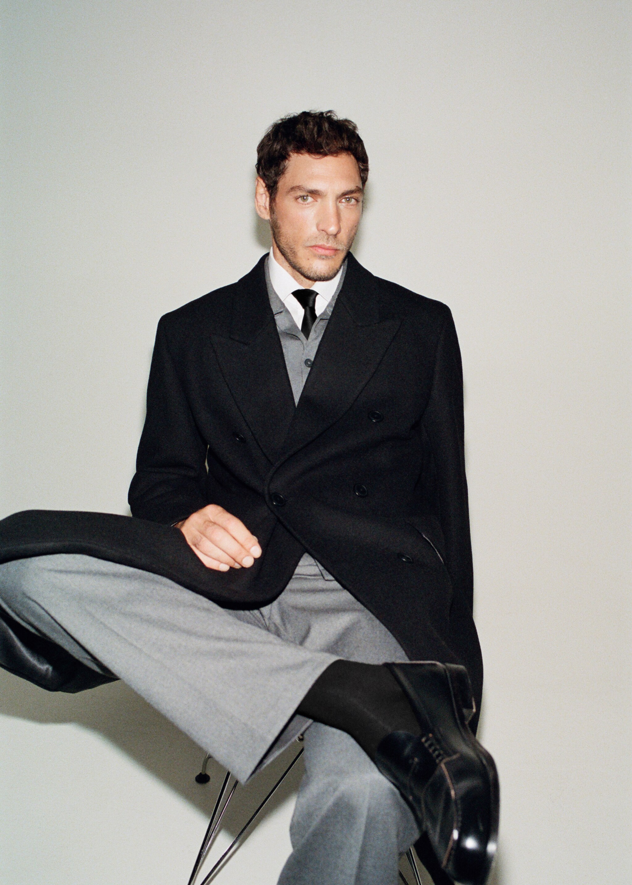 Mocassim de pele antic com tira na gáspea - Plano geral, Preto. Ref: 27051303-00.